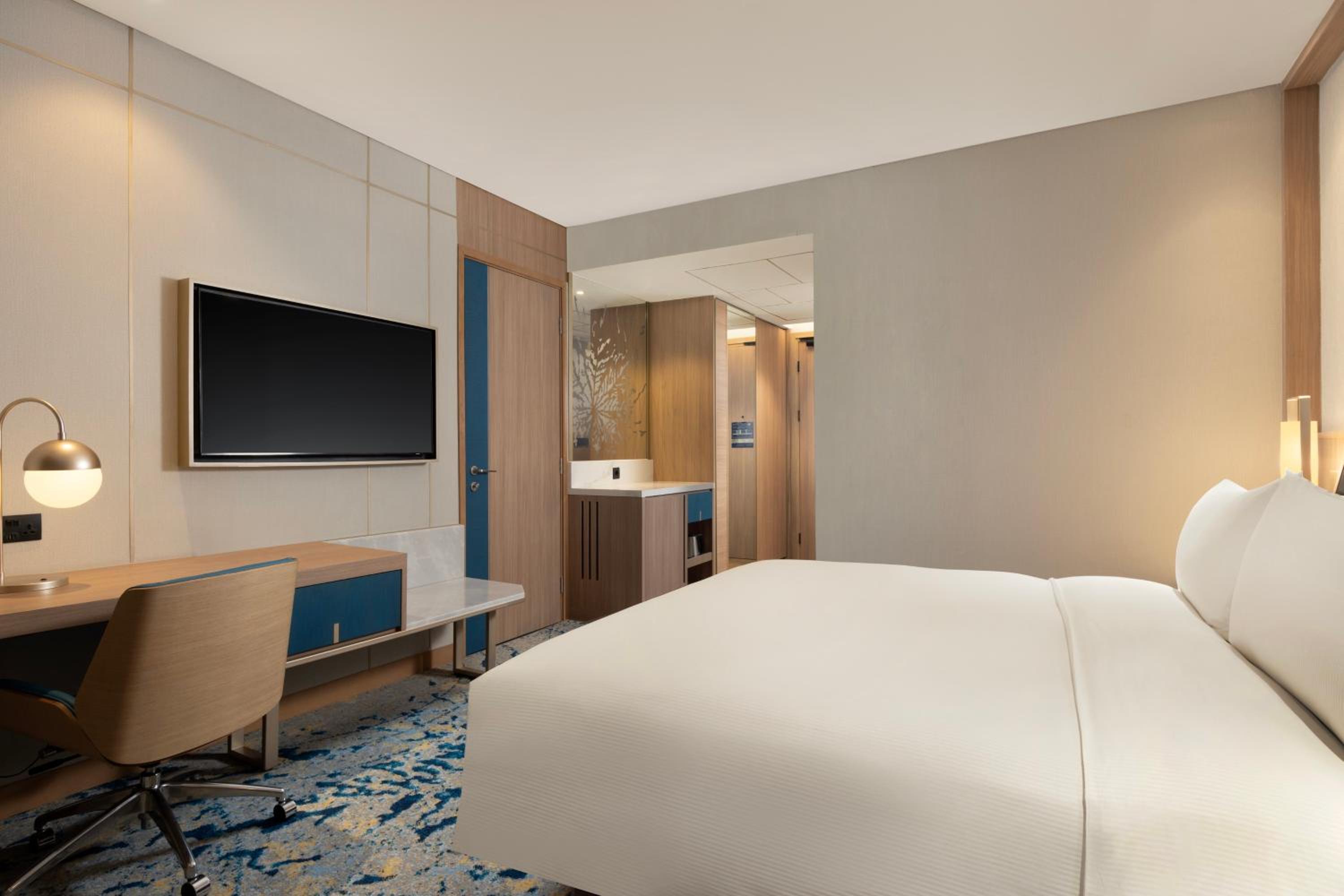 Deluxe King Room - Photo 7