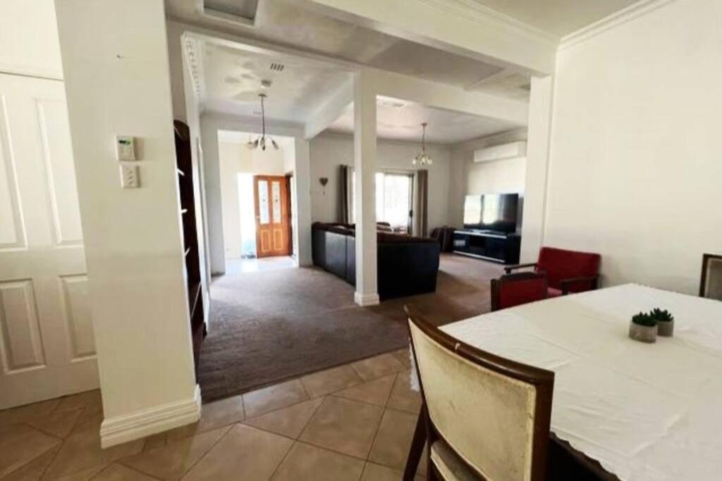 Five-Bedroom House photo 1