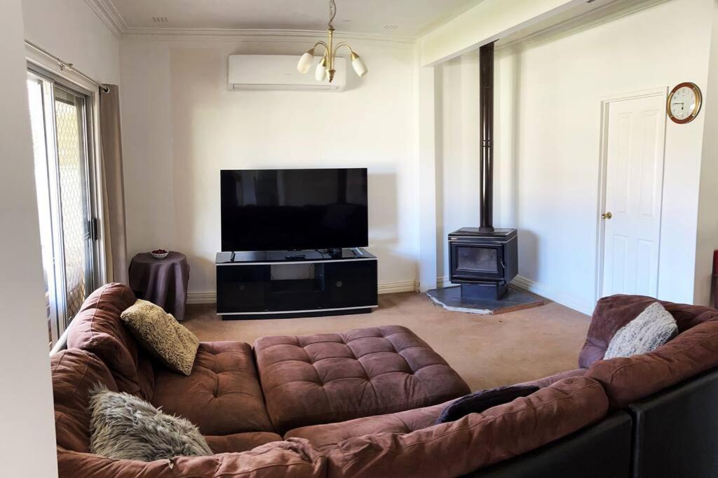 Five-Bedroom House photo 3