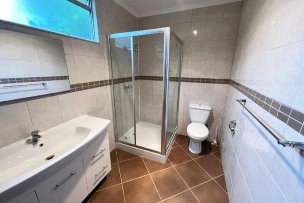 Five-Bedroom House photo 2