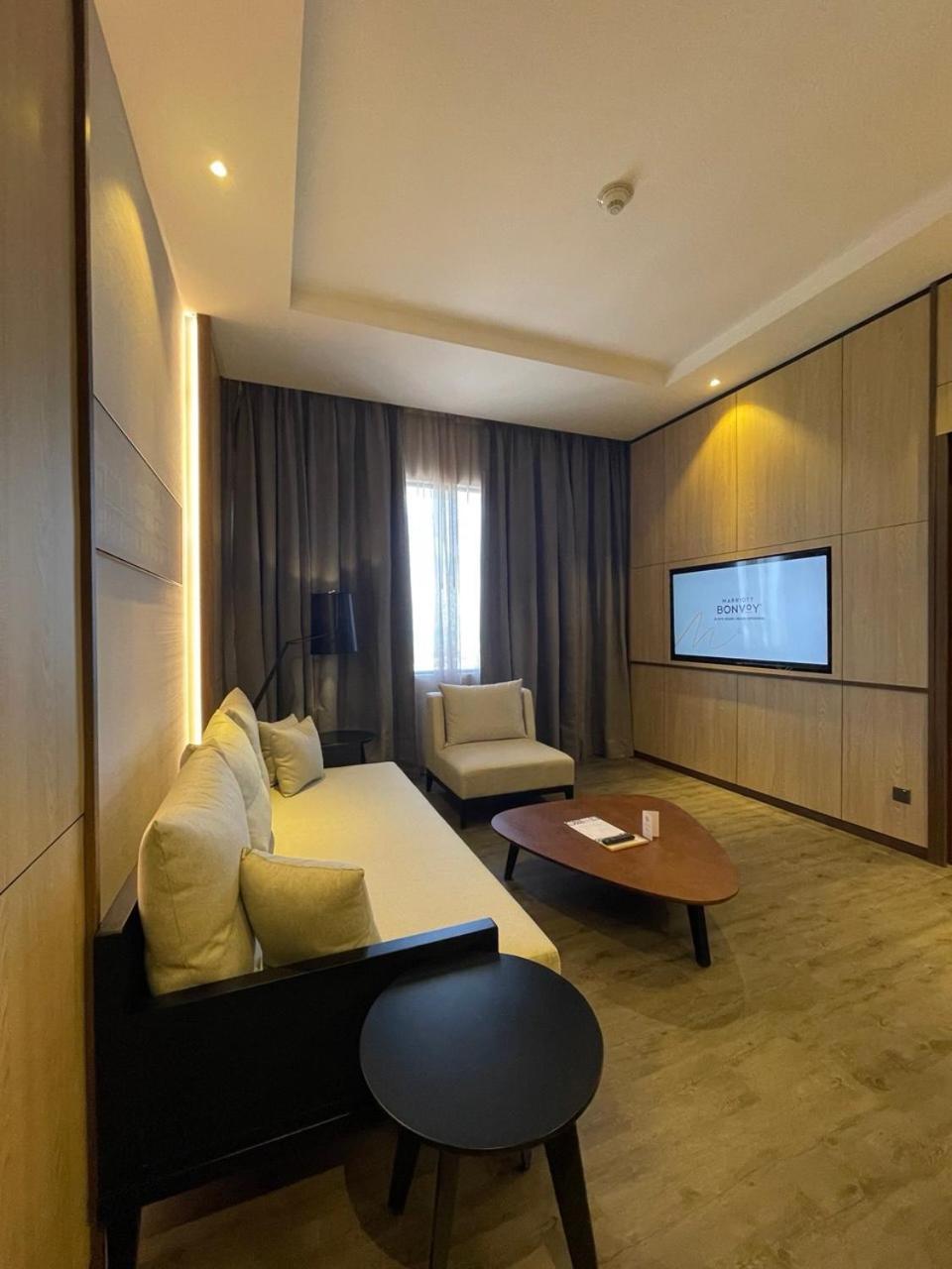 Deluxe King Suite with Sea View photo 3