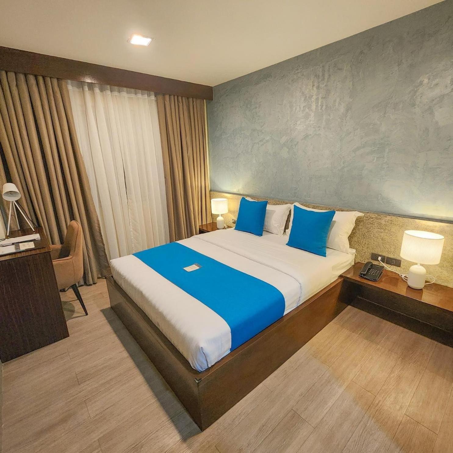 Deluxe Queen Room - Photo 2