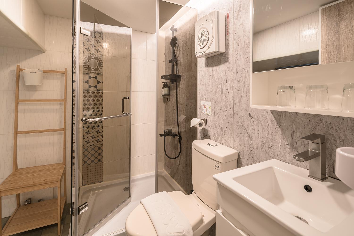Triple Room with Private Bathroom - Photo 9