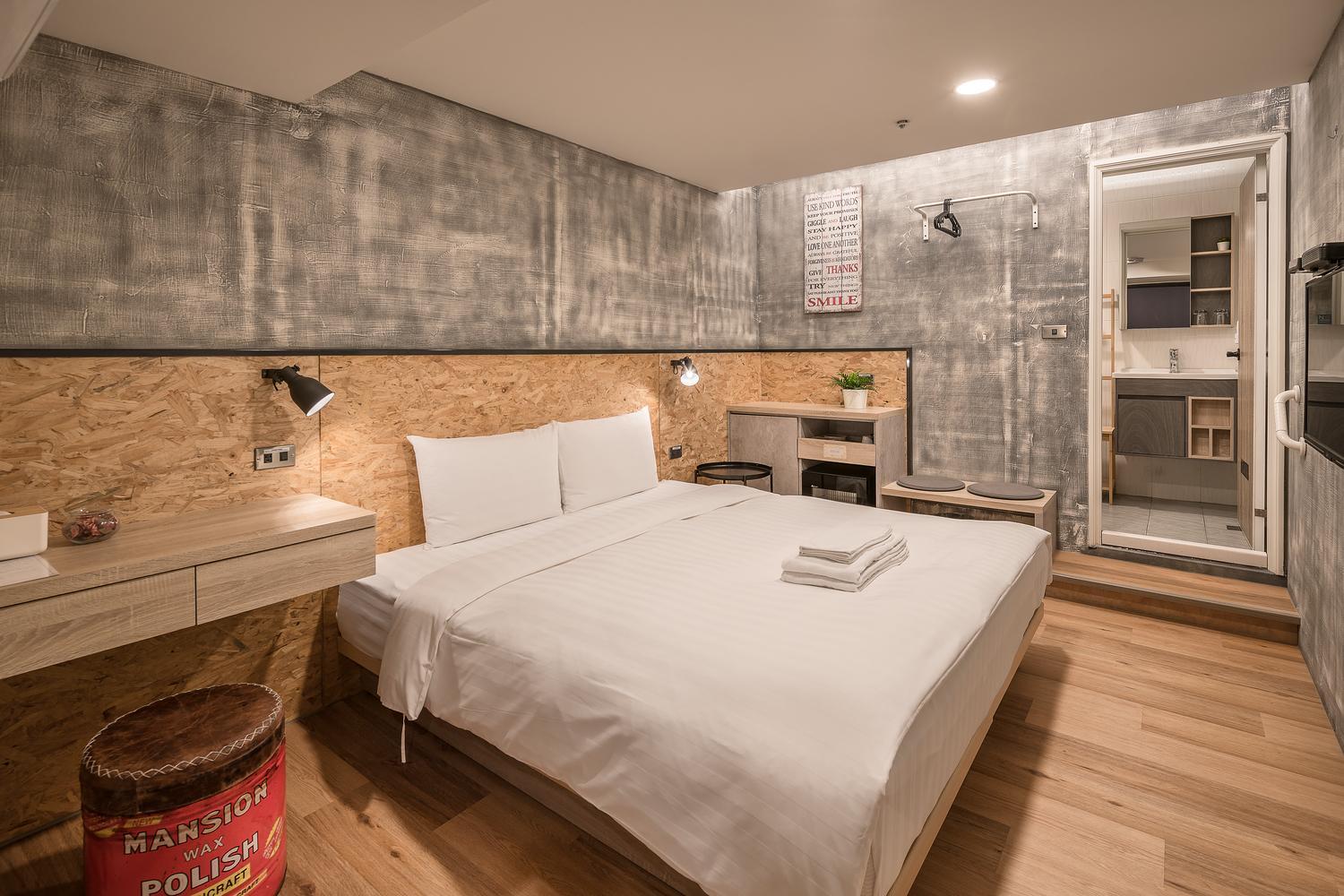 Standard Queen Room - no window - Photo 8