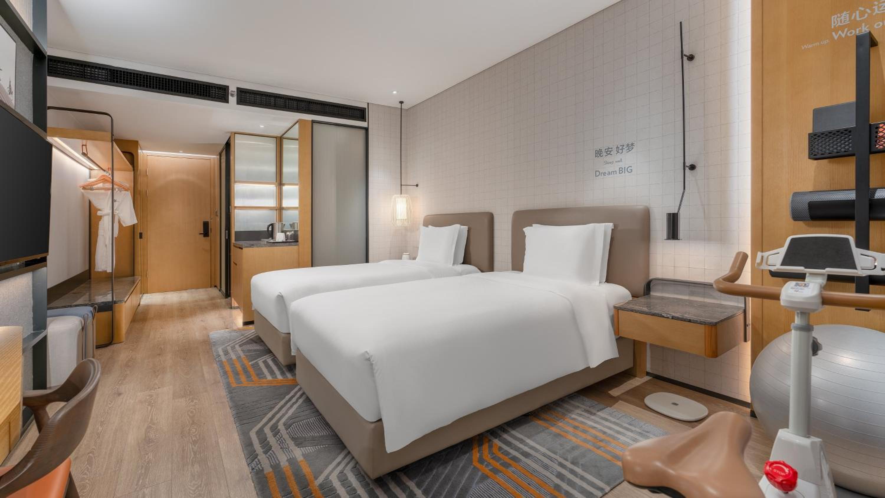Premium Double Room with Two Double Beds and City View - Photo 5