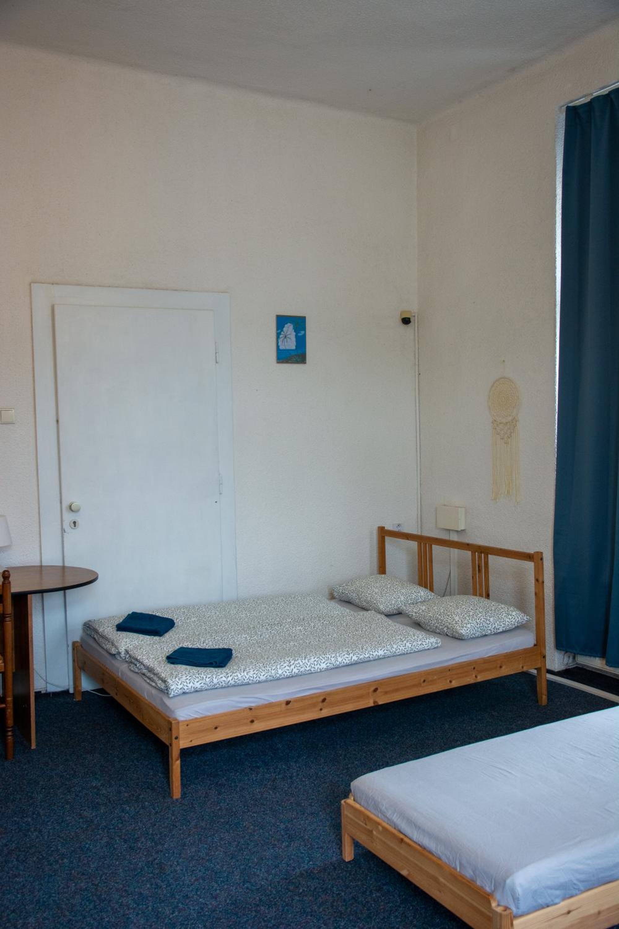 Economy Quadruple Room - Photo 6