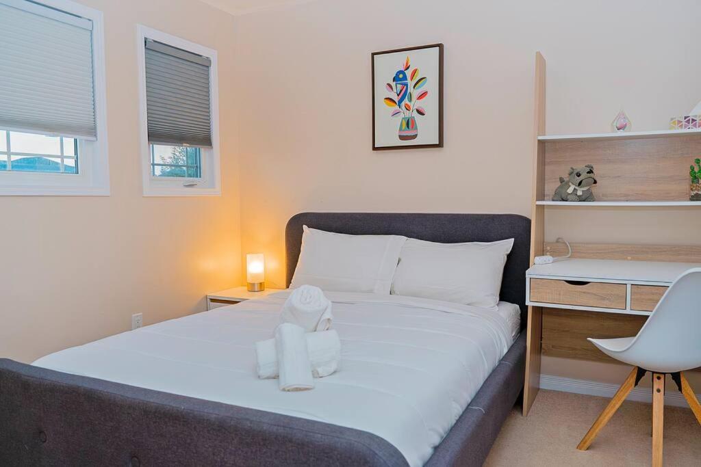 Three-Bedroom House photo 3
