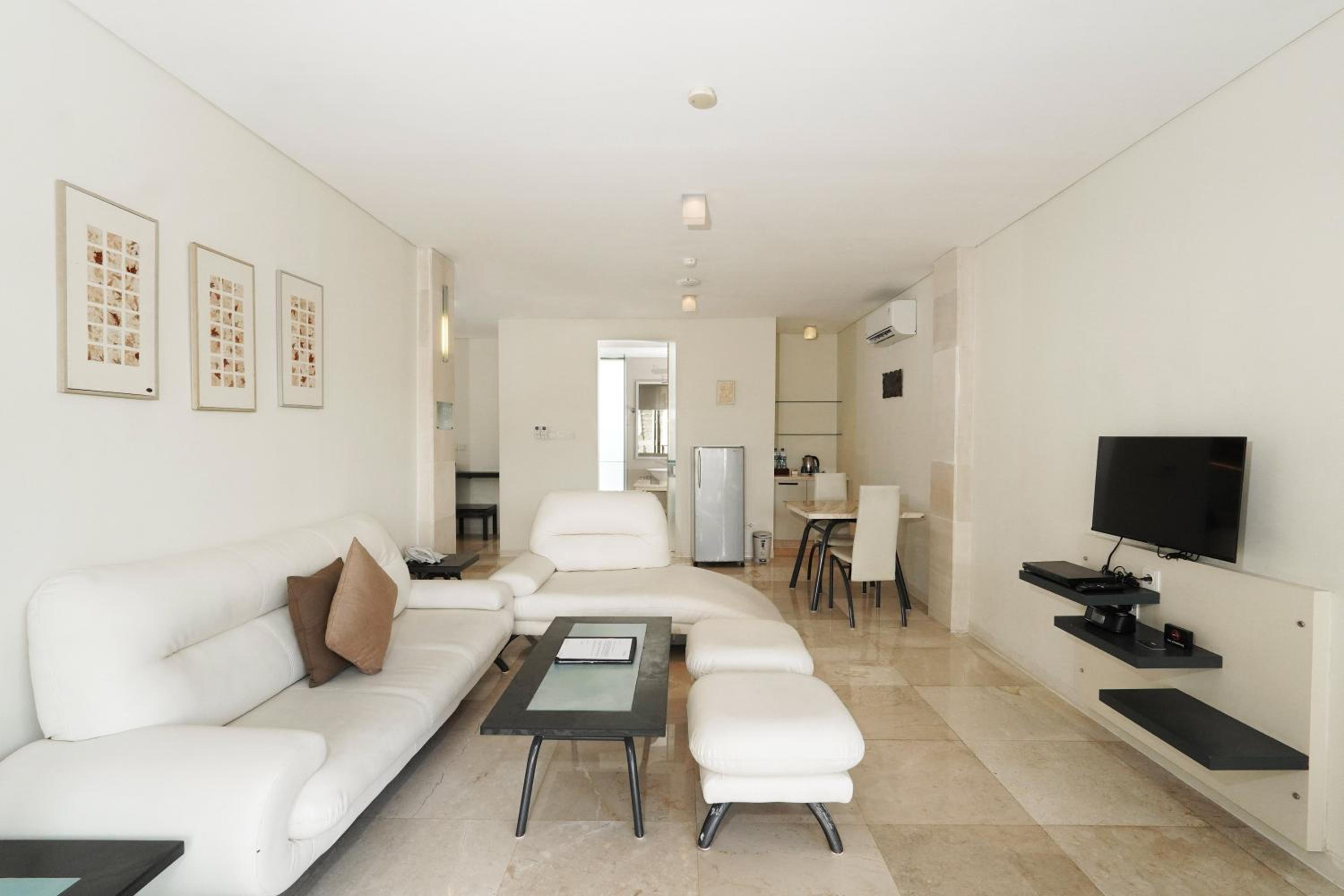 One-Bedroom Suite - Photo 6