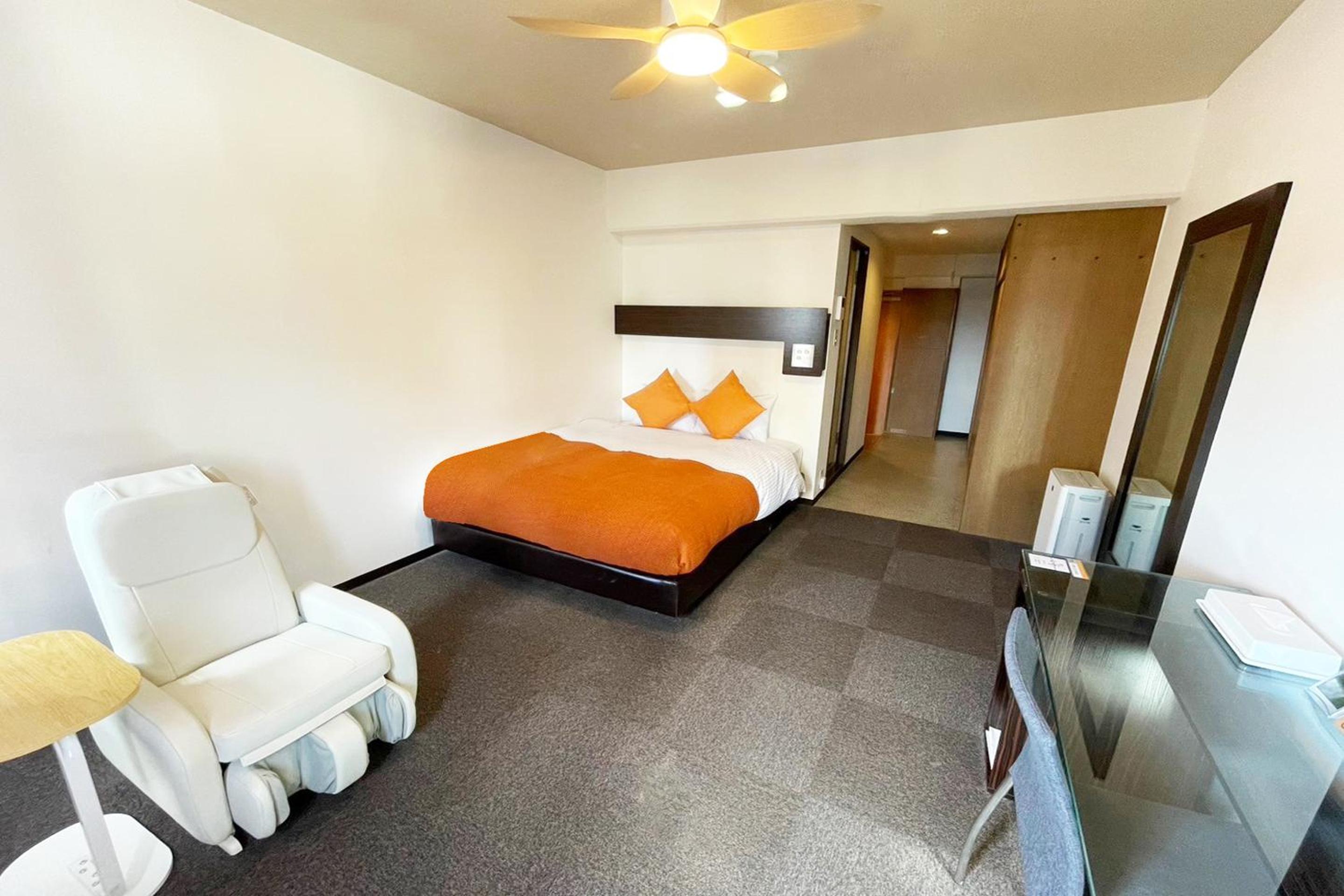 Standard Room (1 Double Bed and 1 Massage Chair) - Non-Smoking - Cleaning Fee Extra - No Cleaning for Consecutive Night Stays - Photo 1