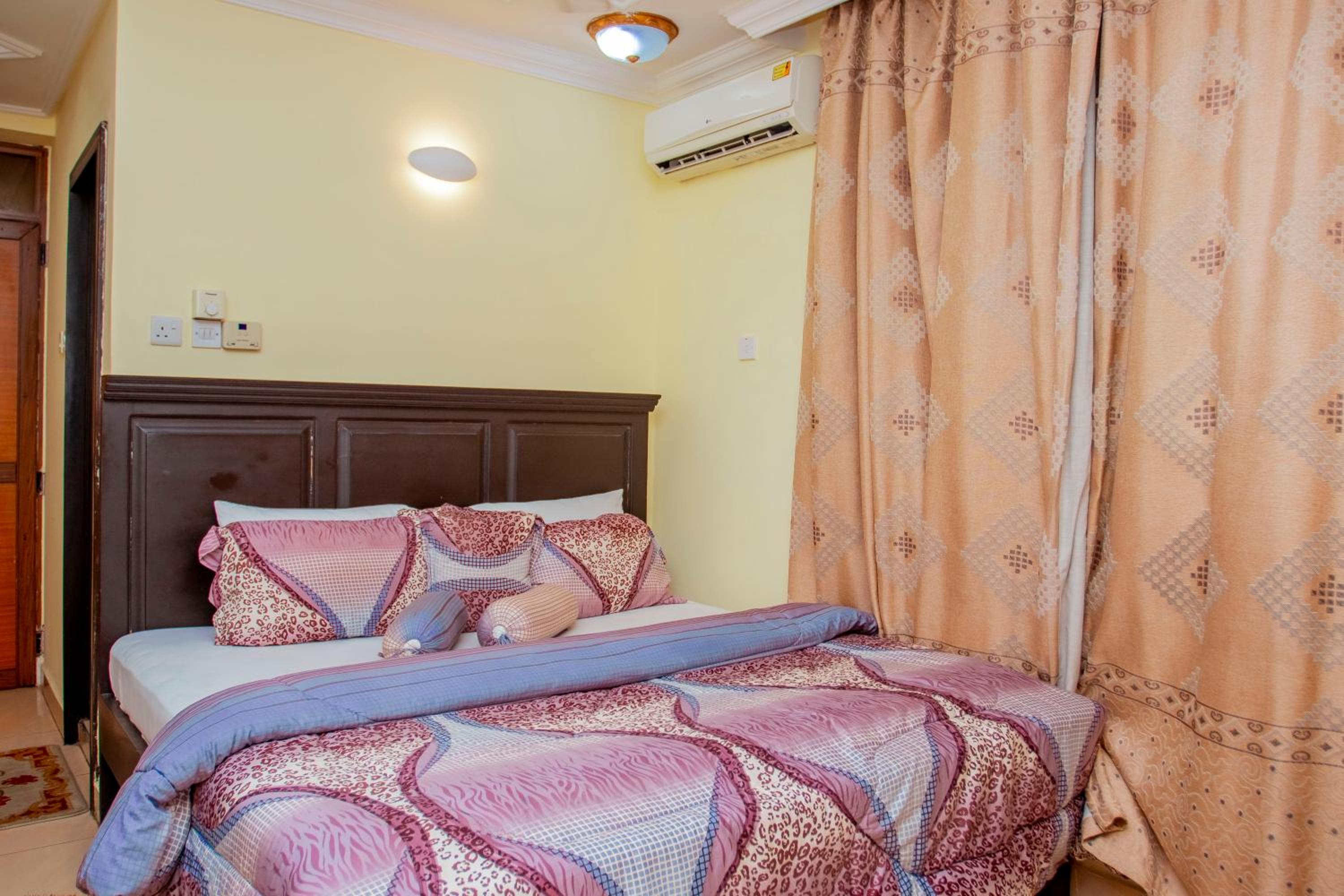 One-Bedroom Suite with City View photo 2