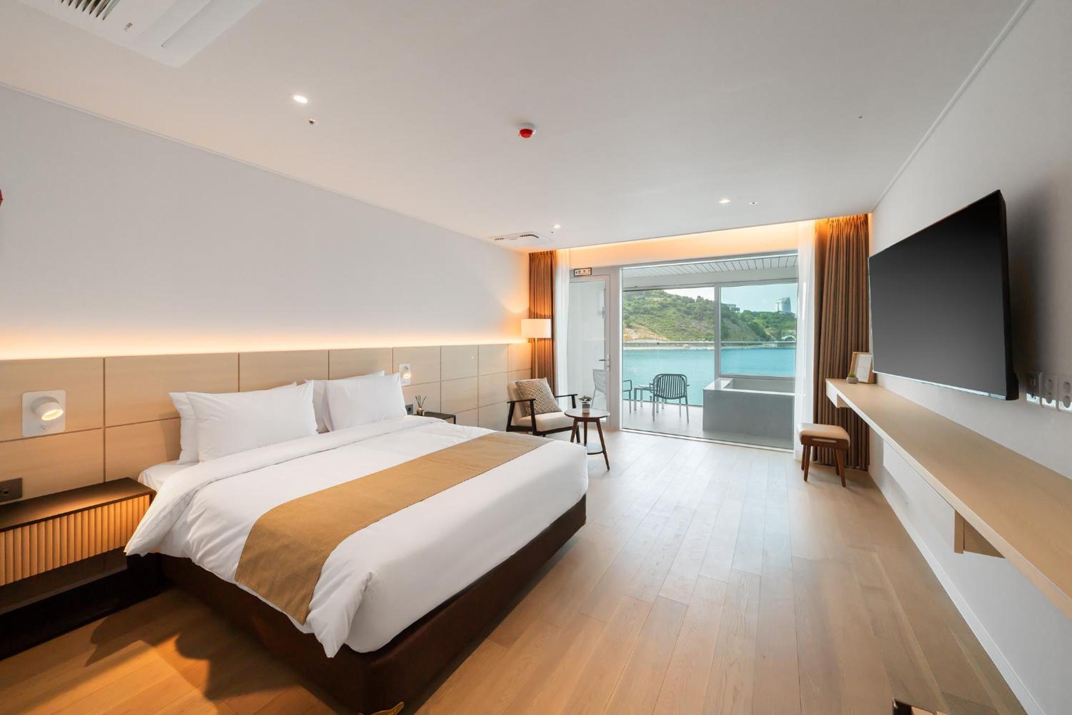 Deluxe Double Room with Bath photo 1
