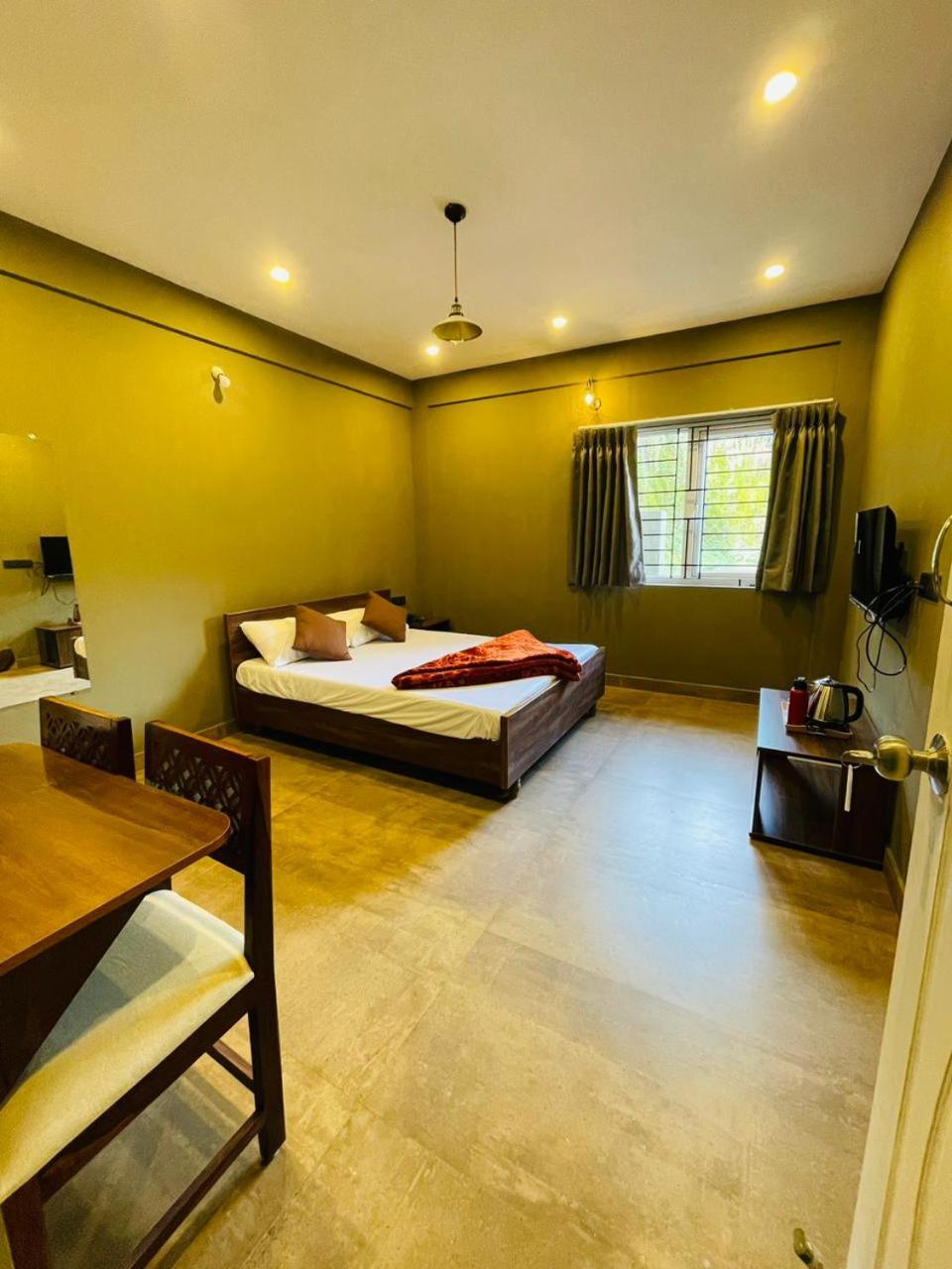 Deluxe Room (2 Adults + 1 Child)