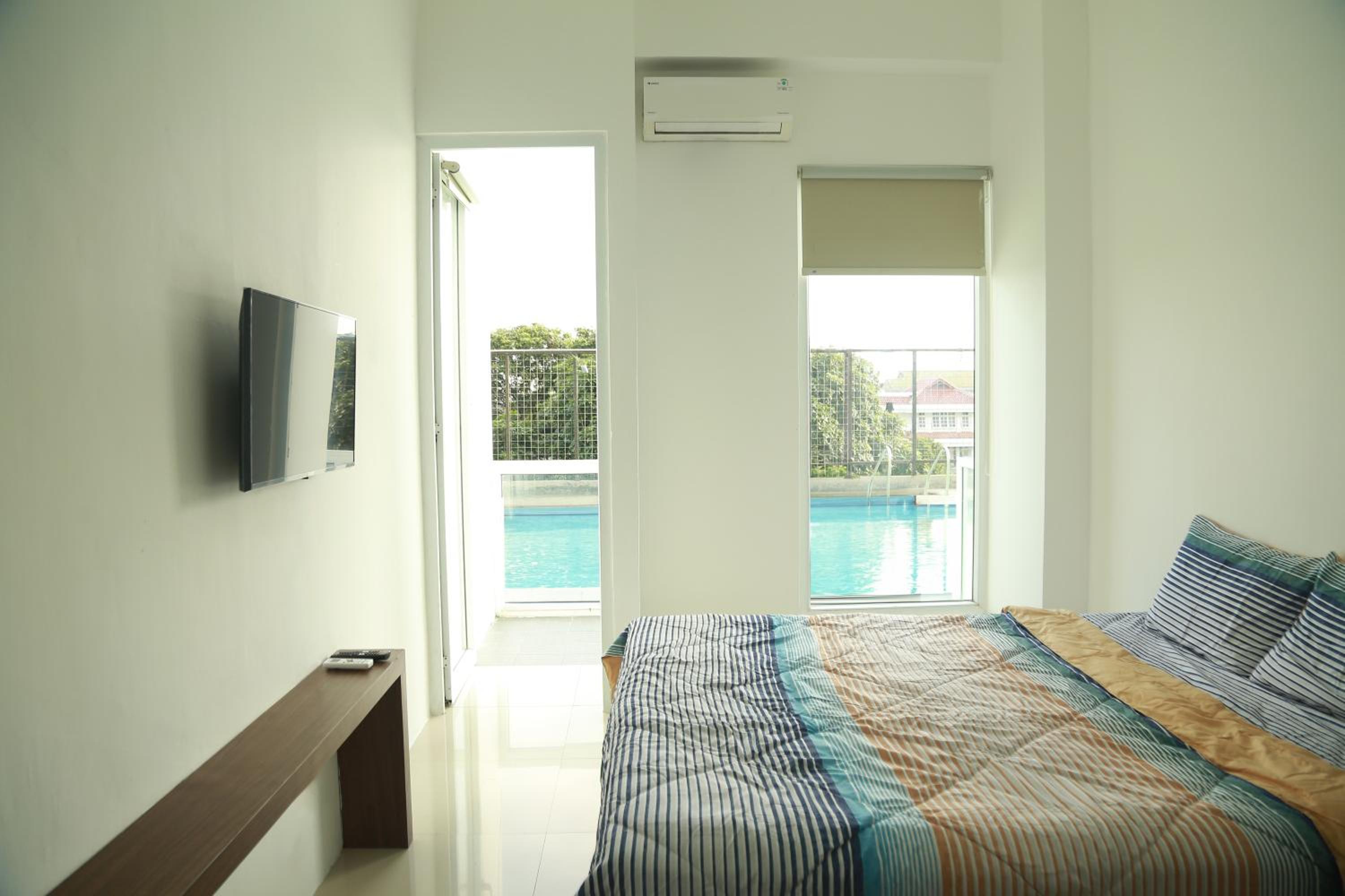 One-Bedroom Apartment photo 1