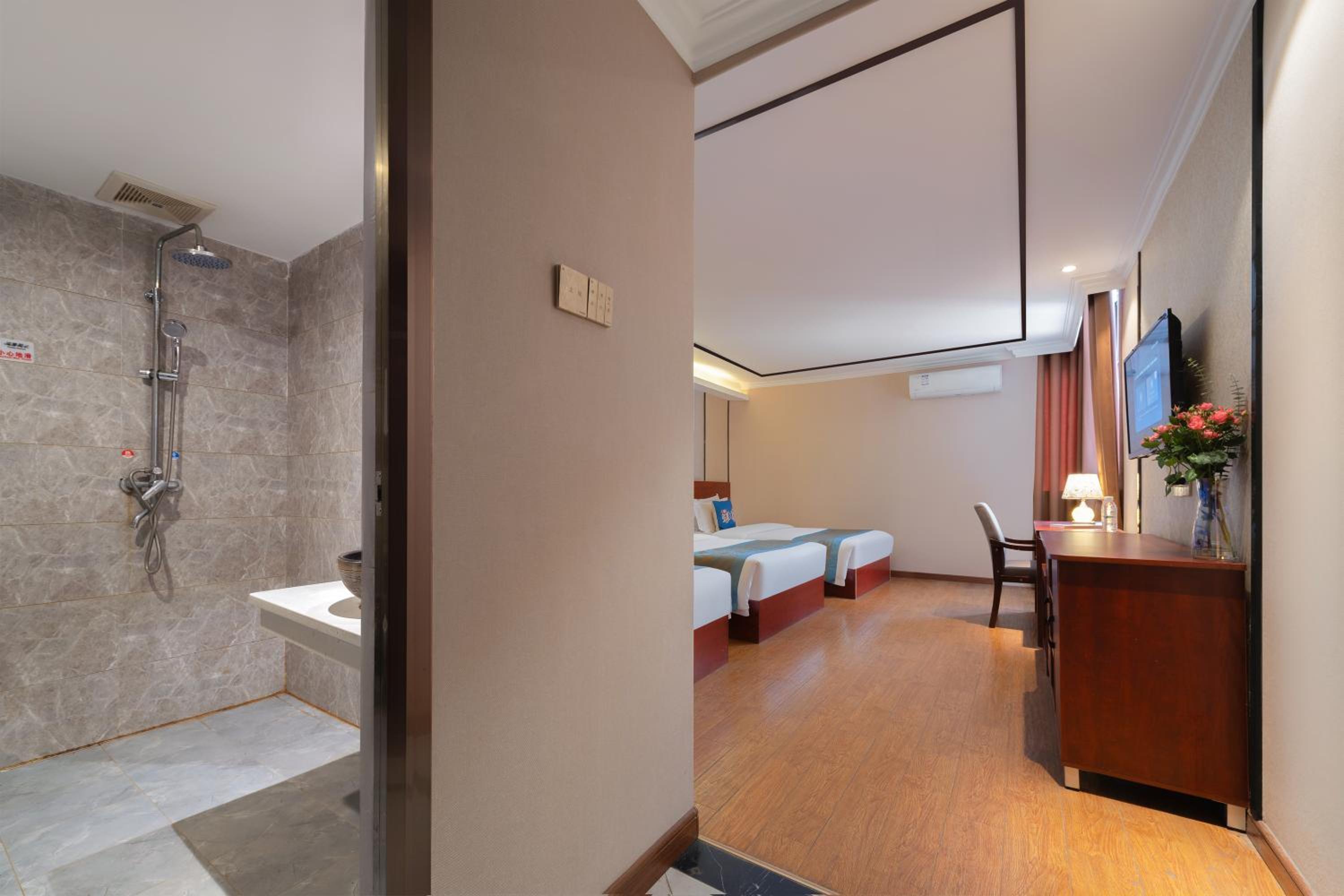 Deluxe Triple Room photo 3