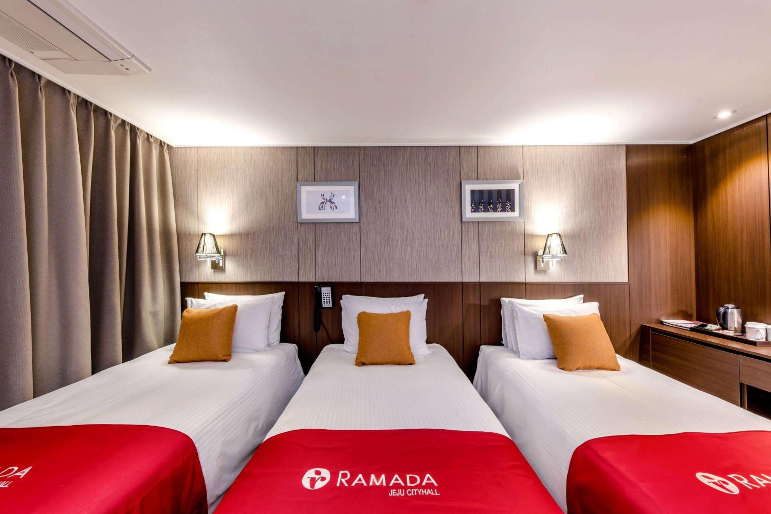 Deluxe Room with Three Single Beds - Non-Smoking
