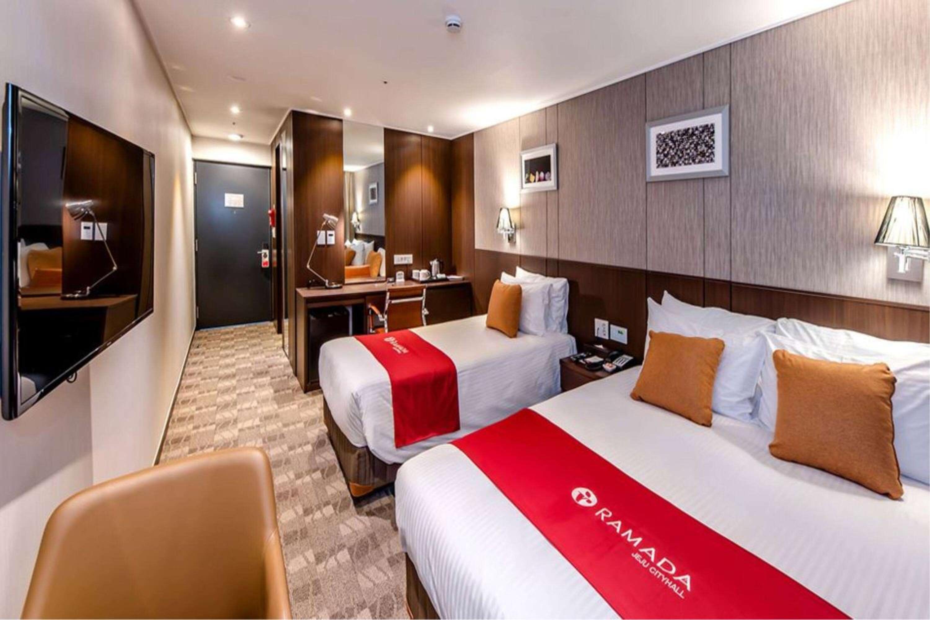 Deluxe Room with One Double Bed and One Single Bed - Non-Smoking