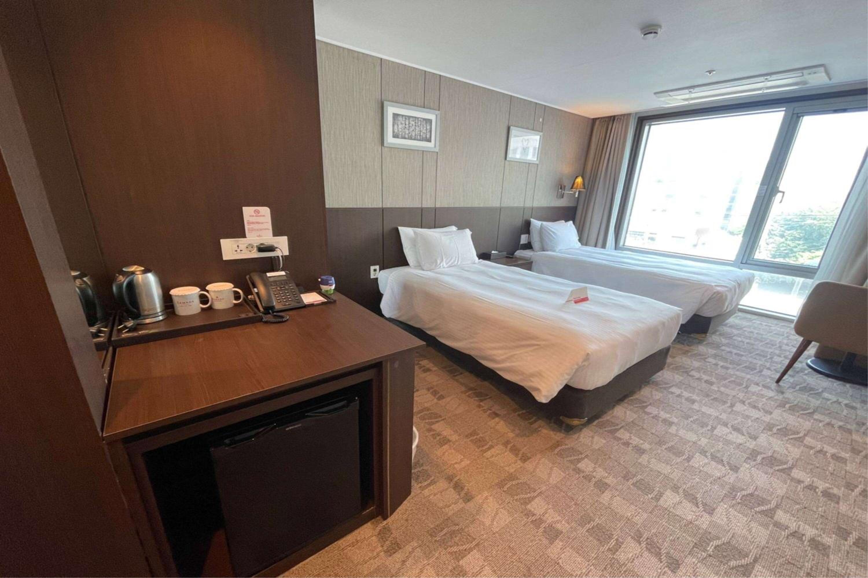 Room with Two Single Beds and Tub with Grab Bars - Mobility Accessible - Non-Smoking