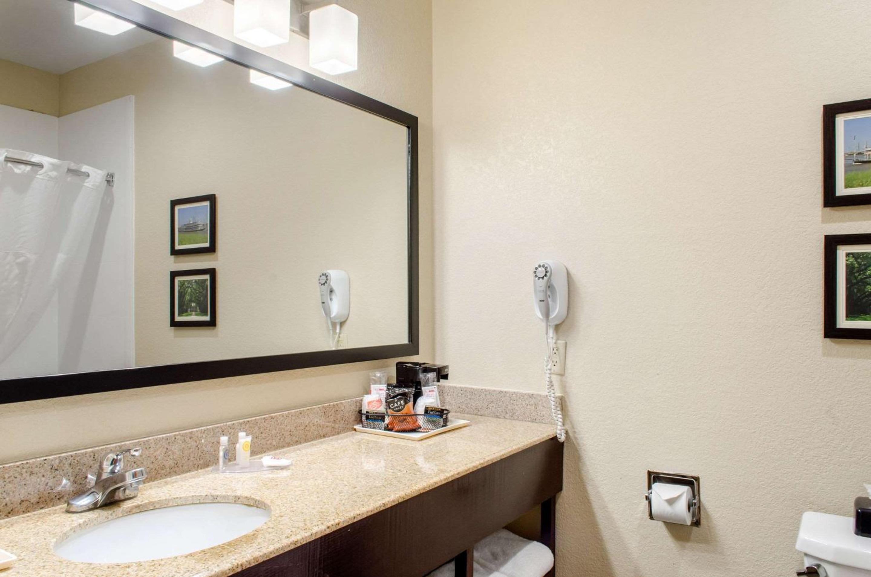 King Suite - Non-Smoking - Photo 3
