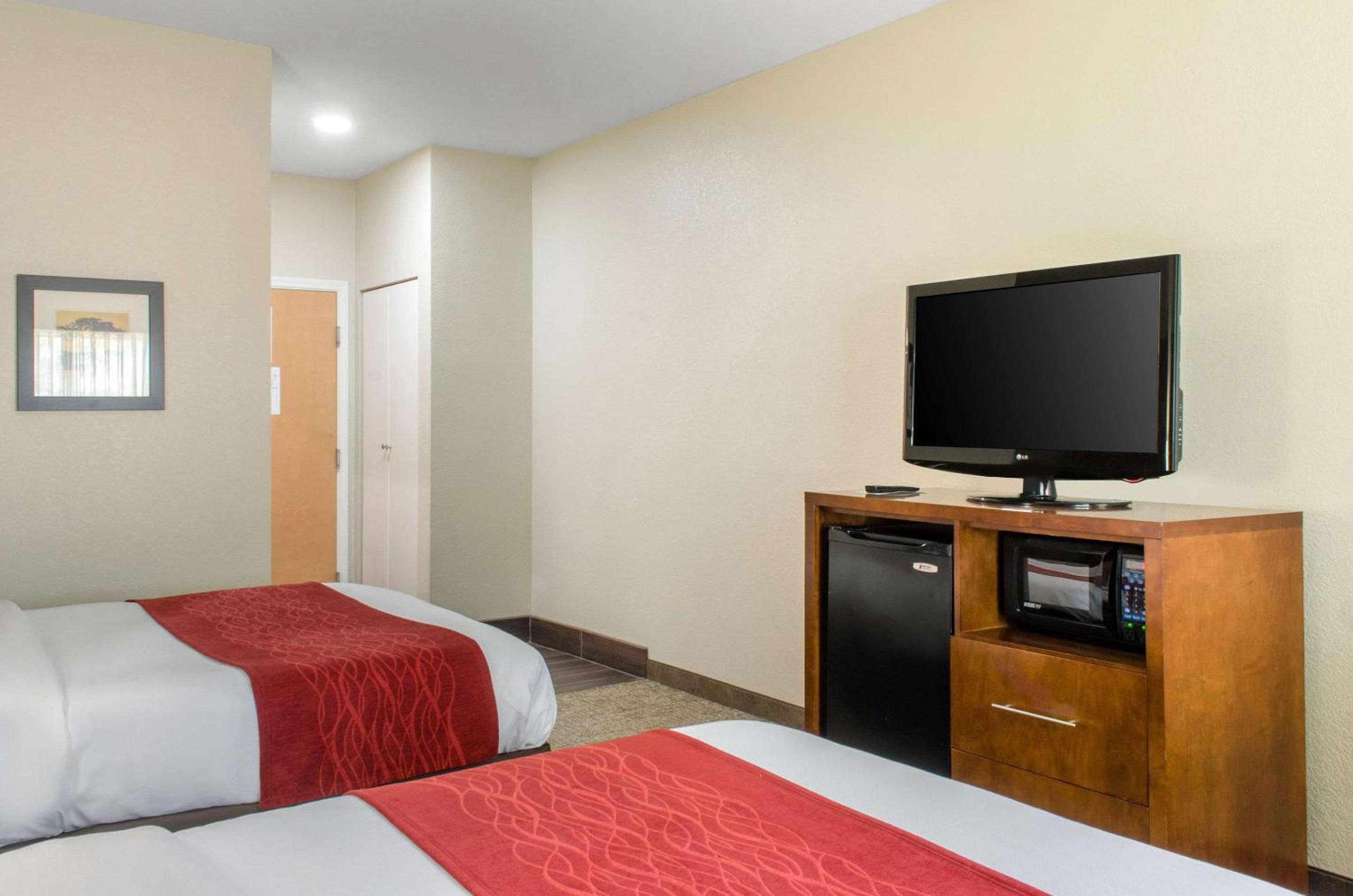 Queen Room with Two Queen Beds - Non-Smoking - Photo 1