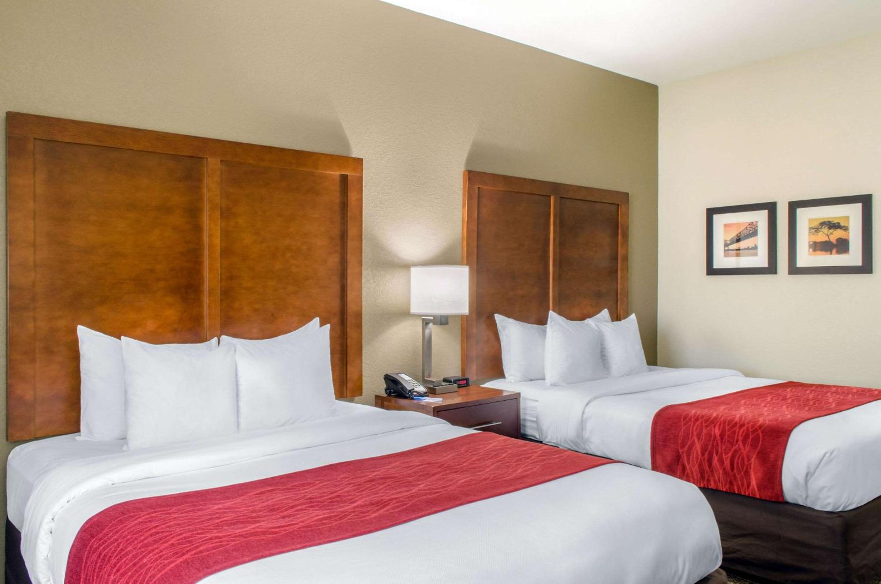 Queen Room with Two Queen Beds - Non-Smoking - Photo 2