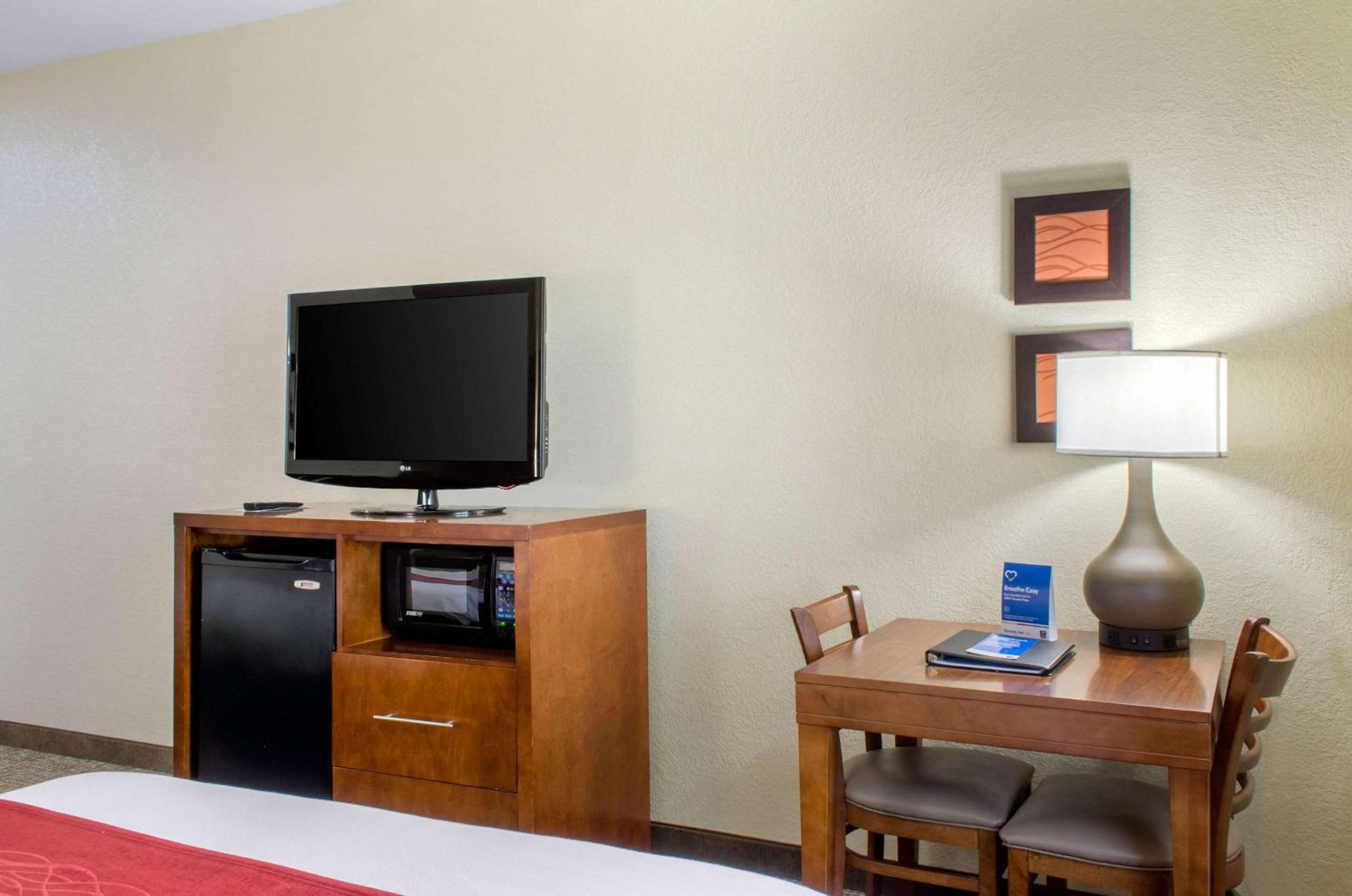 Queen Room with Two Queen Beds - Non-Smoking - Photo 4