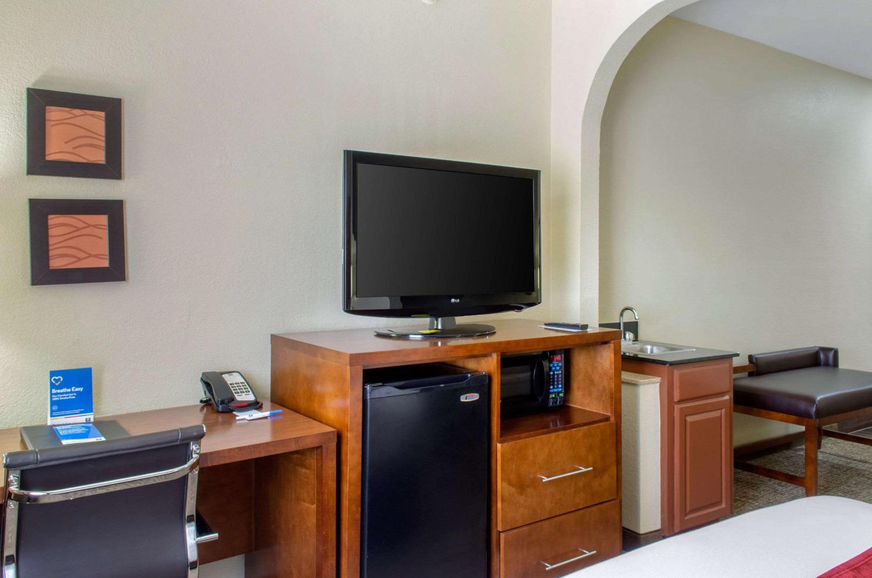 King Suite - Non-Smoking - Photo 4