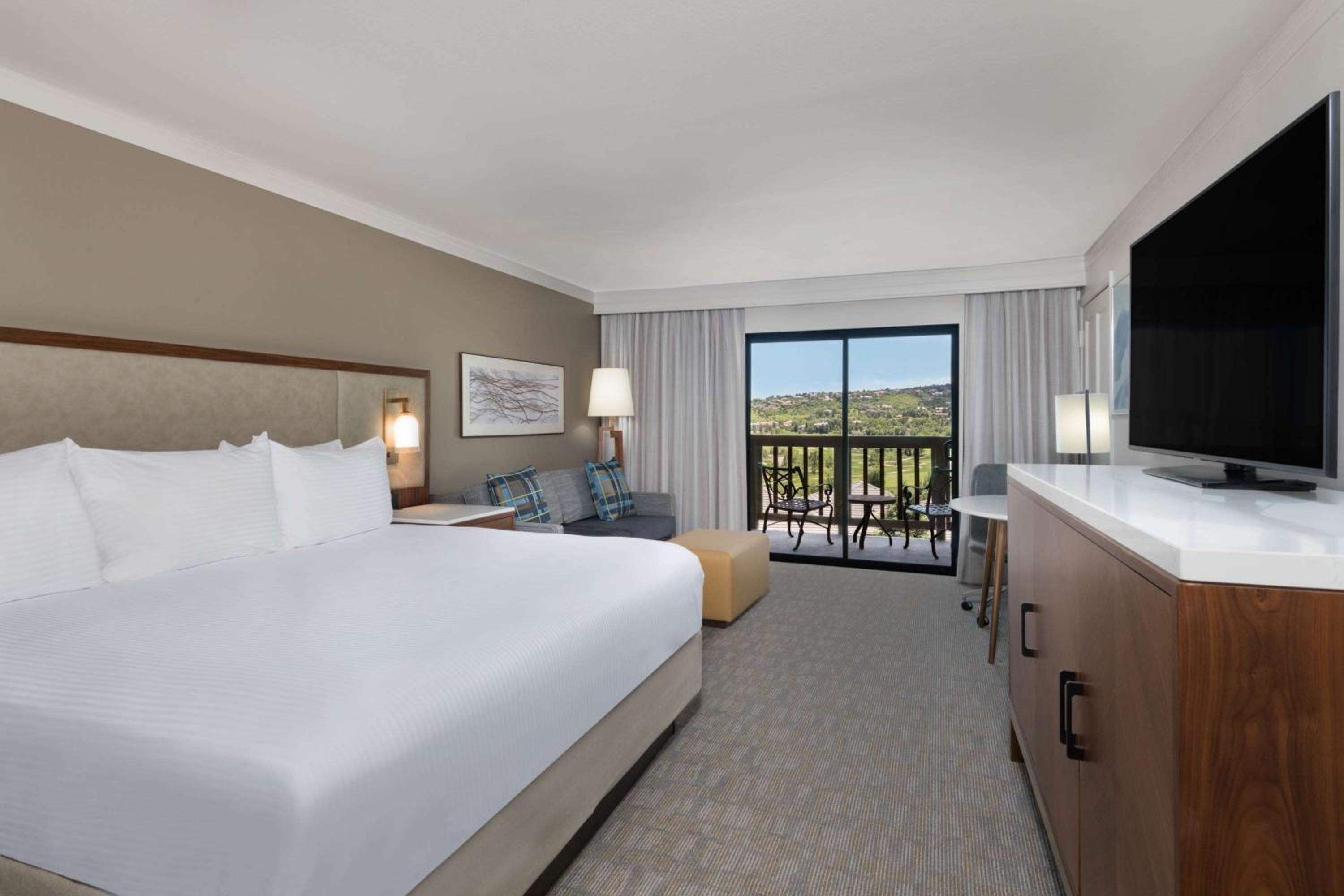 King Room with Sofa Bed and Resort View - Photo 1