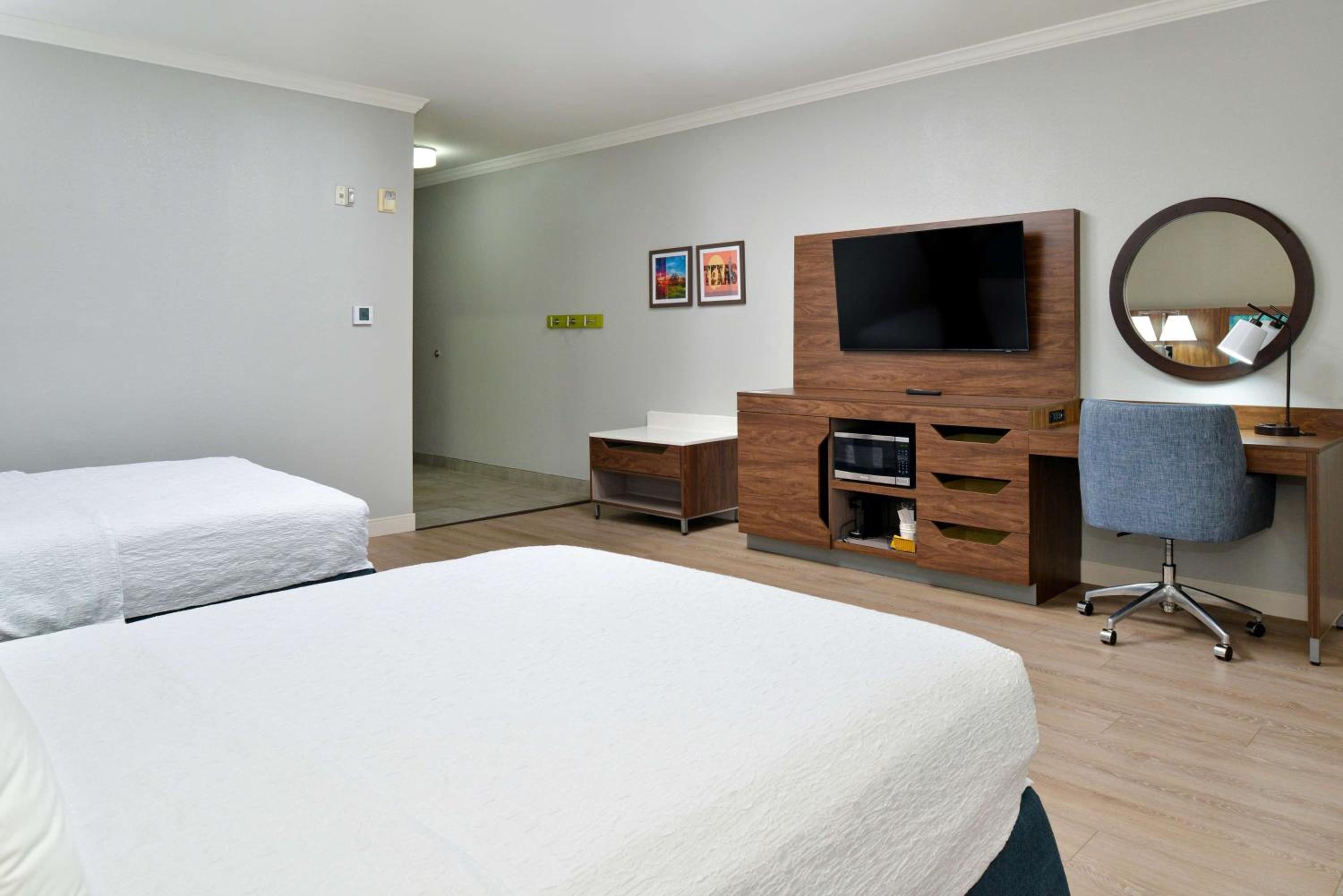 Queen Room with Two Queen Beds - Mobility and Hearing Access/Non-Smoking - Photo 1