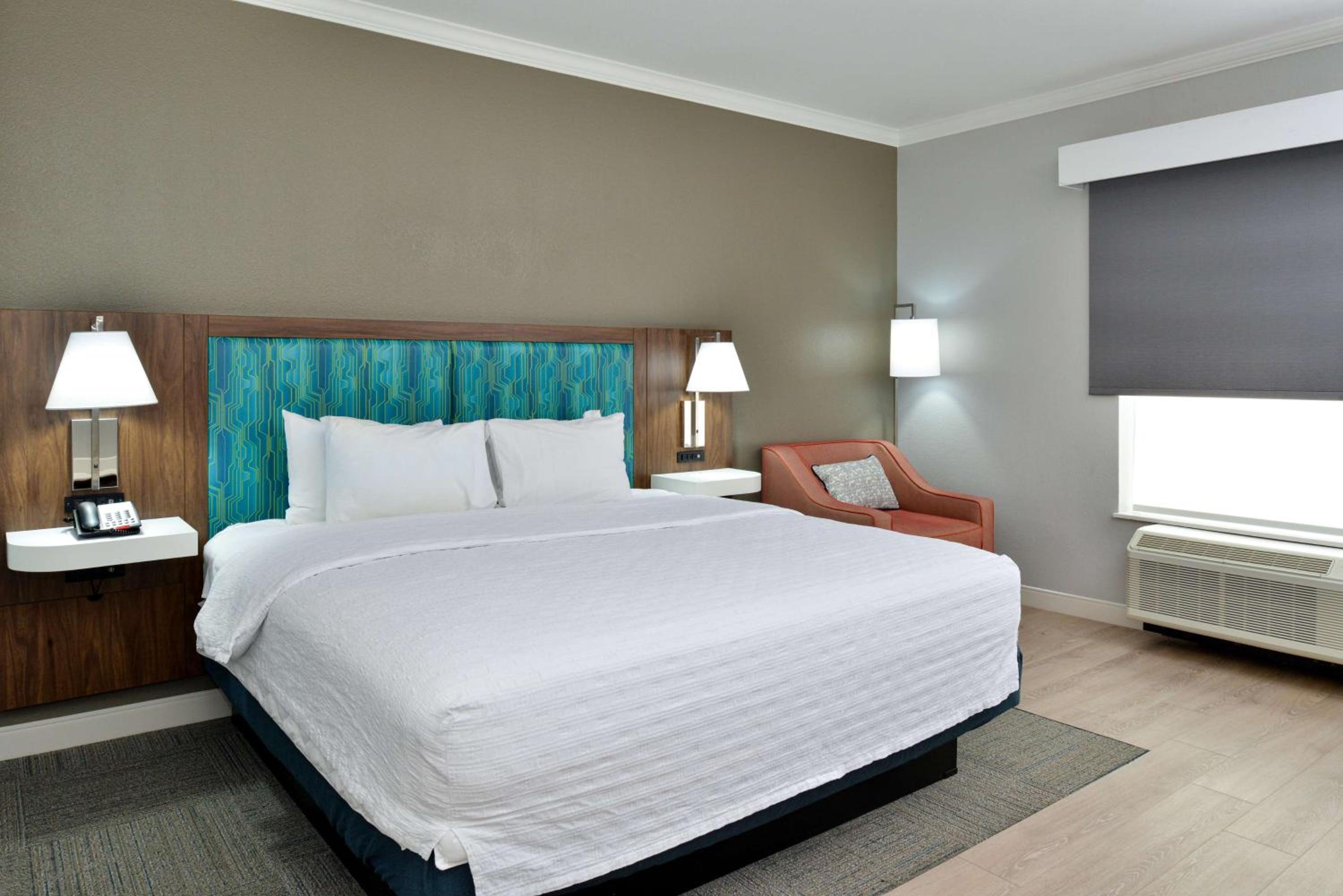 King Room with King Bed - Non-Smoking - Photo 1