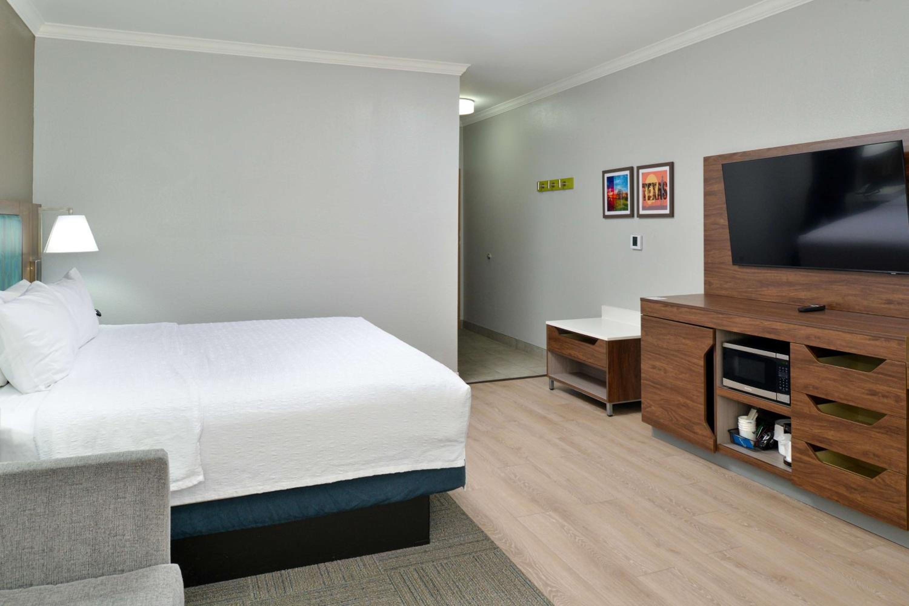 King Room with Sofa Bed and Study - Non-Smoking - Photo 3