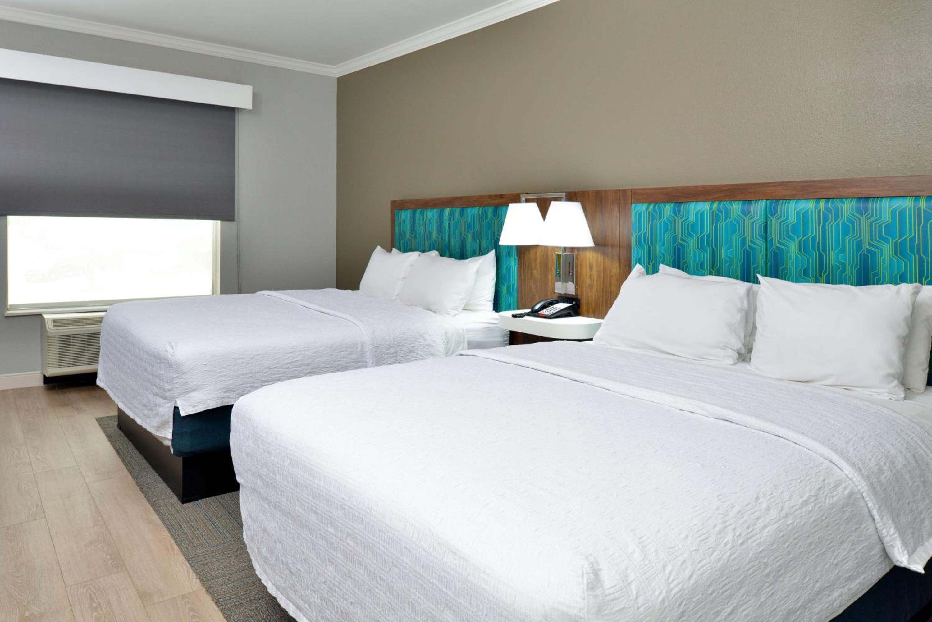 Room with Two Queen Beds - Non-Smoking - Photo 5
