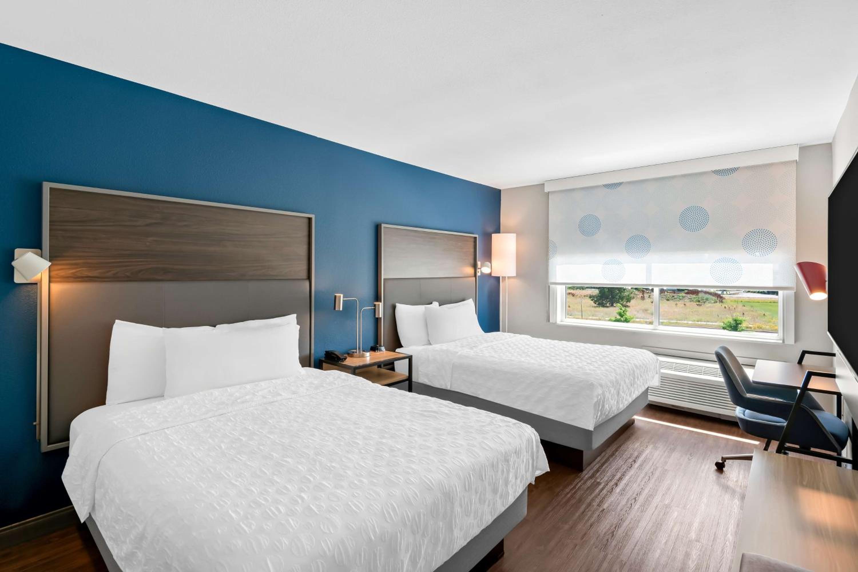 Queen Room with Two Queen Beds - Photo 3