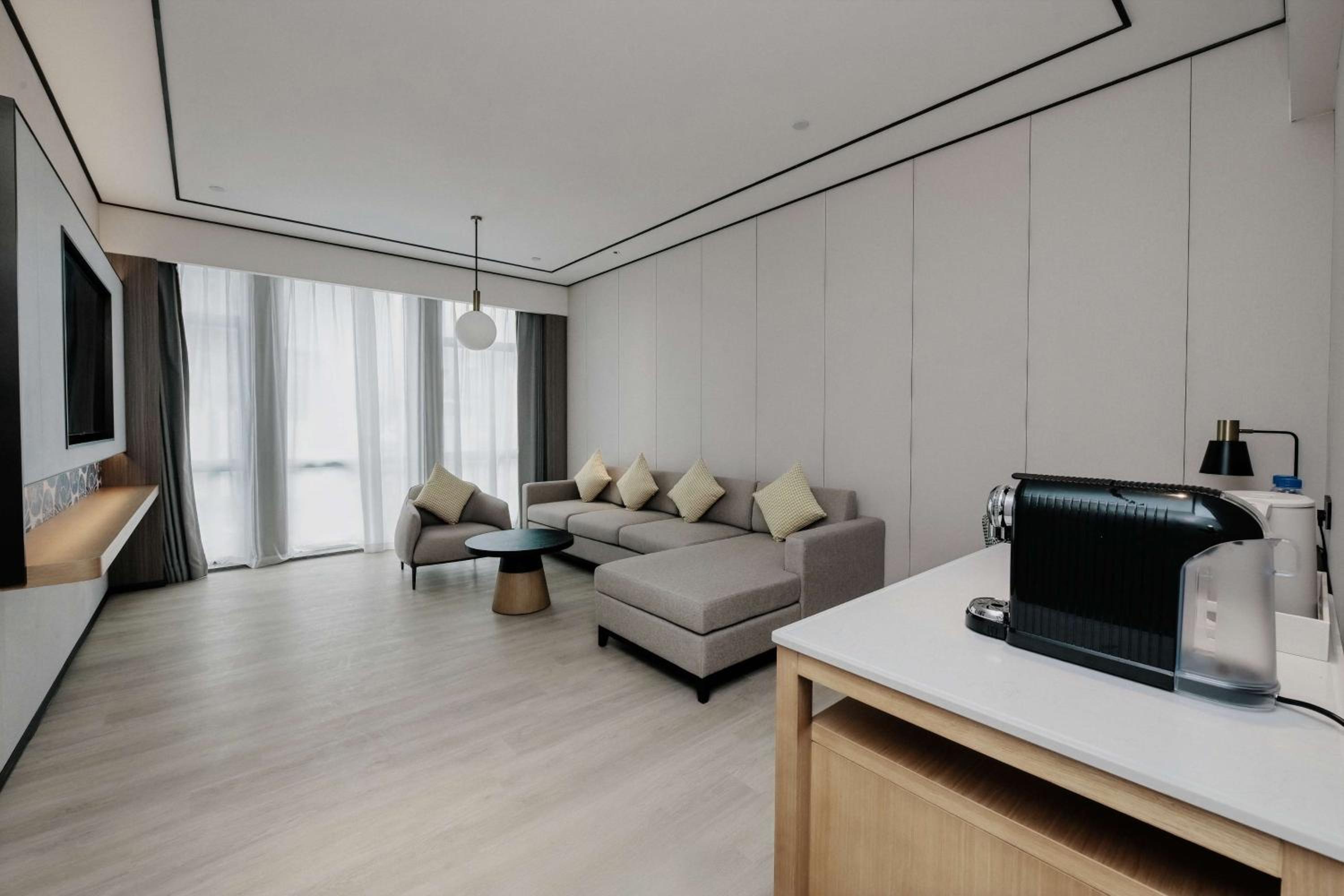 Deluxe King Suite photo 2