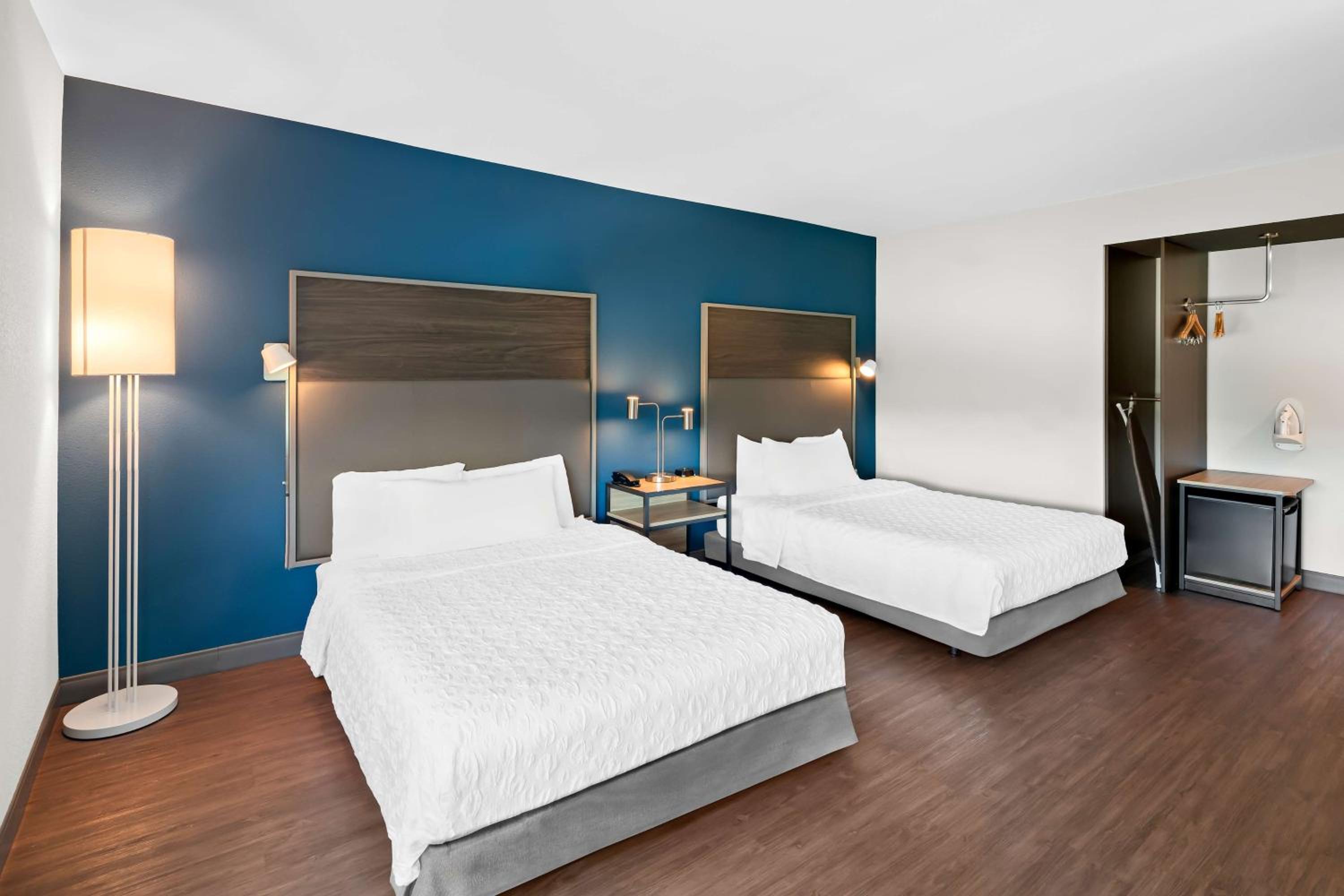 Queen Room with Two Queen Beds - Photo 4