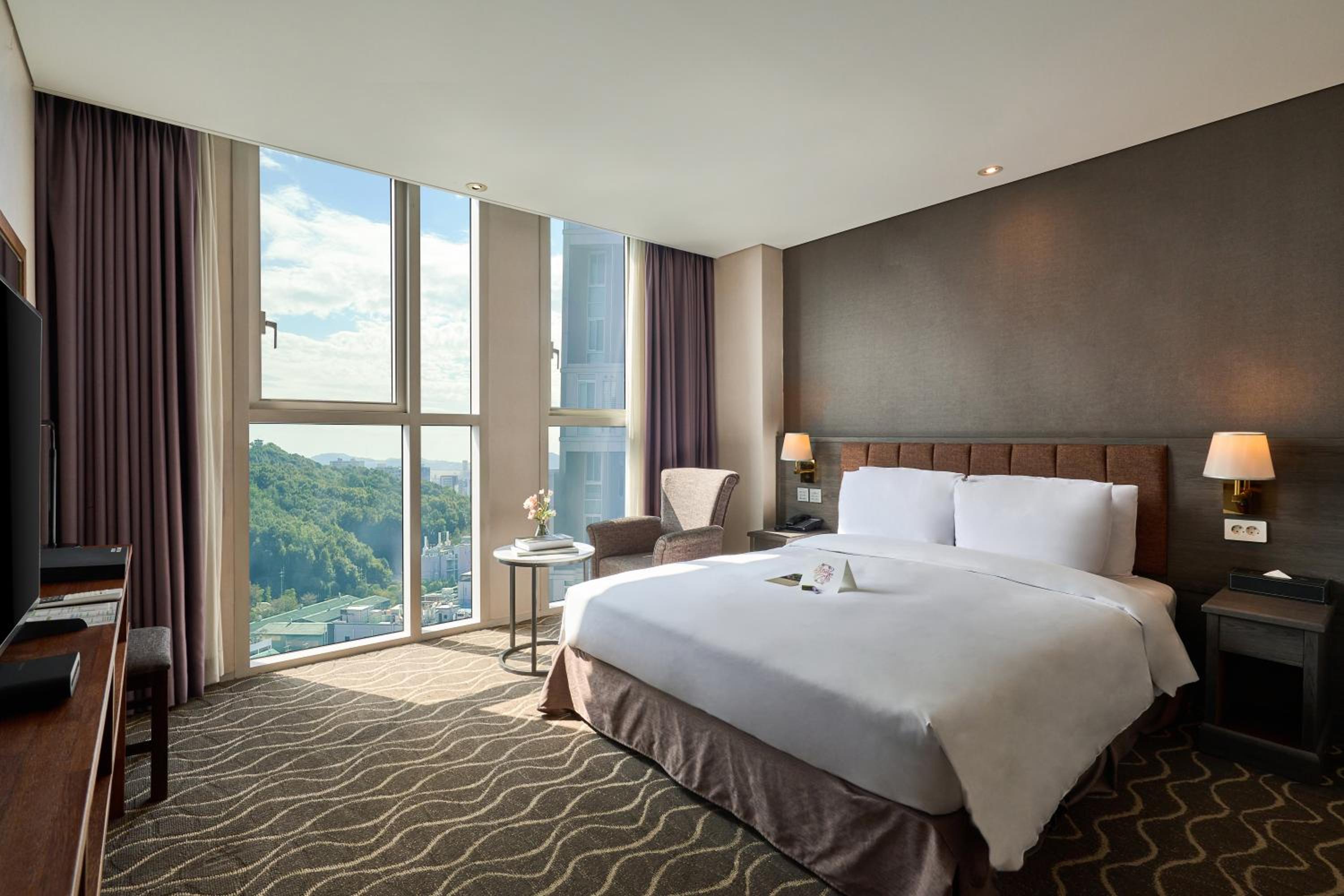 24hr Stay -  Square One Bed with City View with 2PM Check-in/Check-out