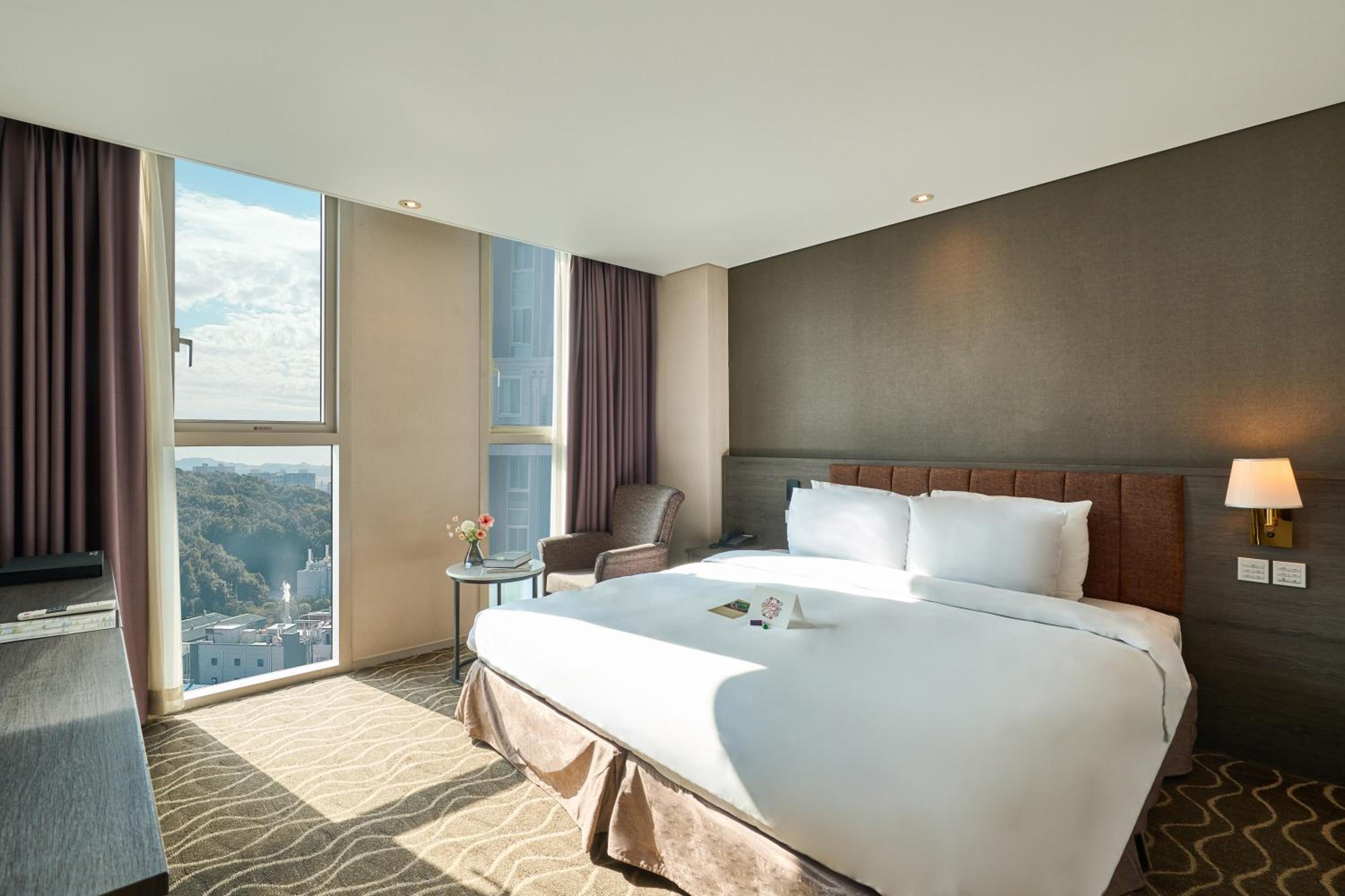 24hr Stay - Hollywood Double Room with City View with 2PM Check-in/Check-out