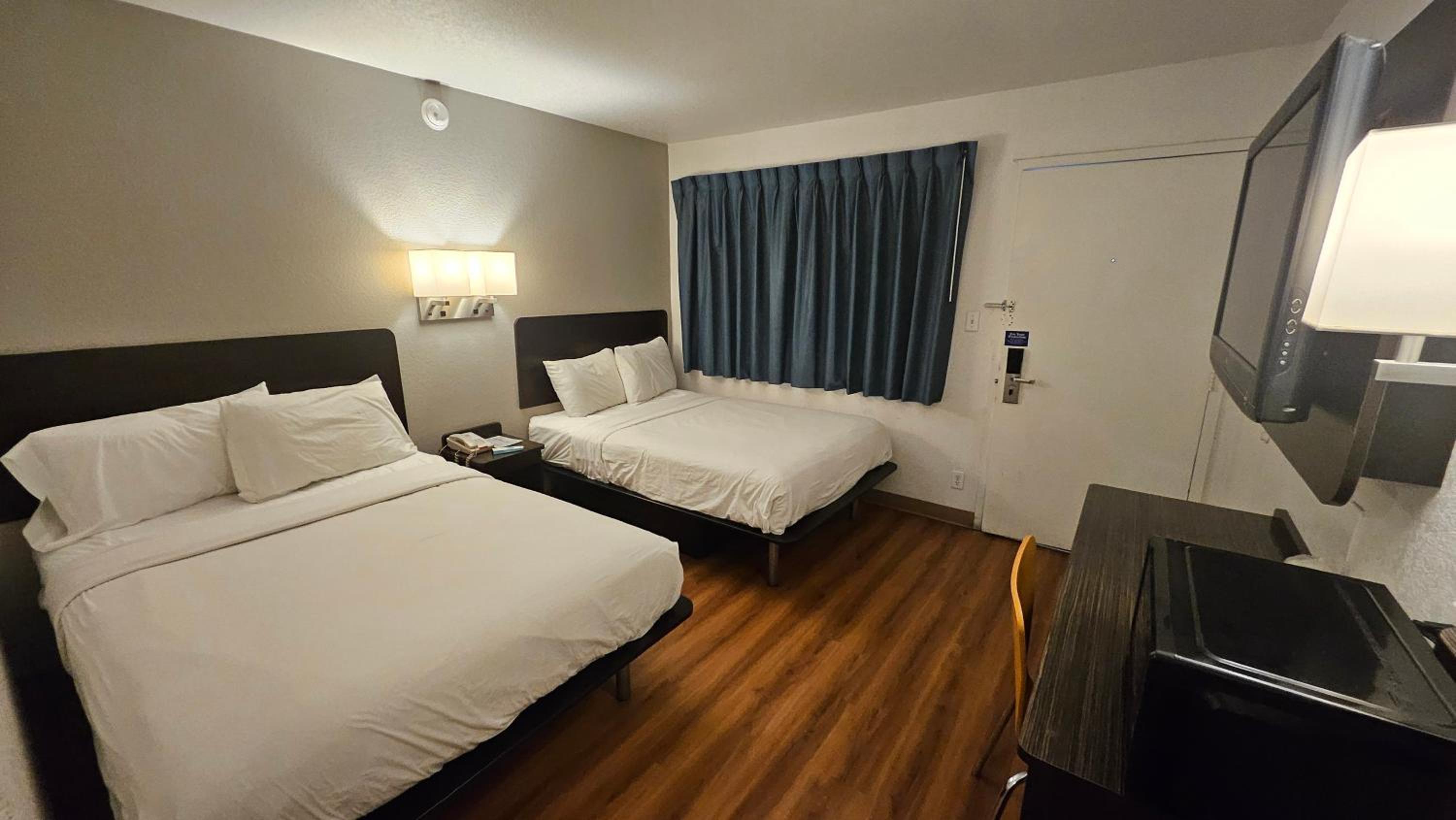 Quadruple Room - Non-Smoking photo 3