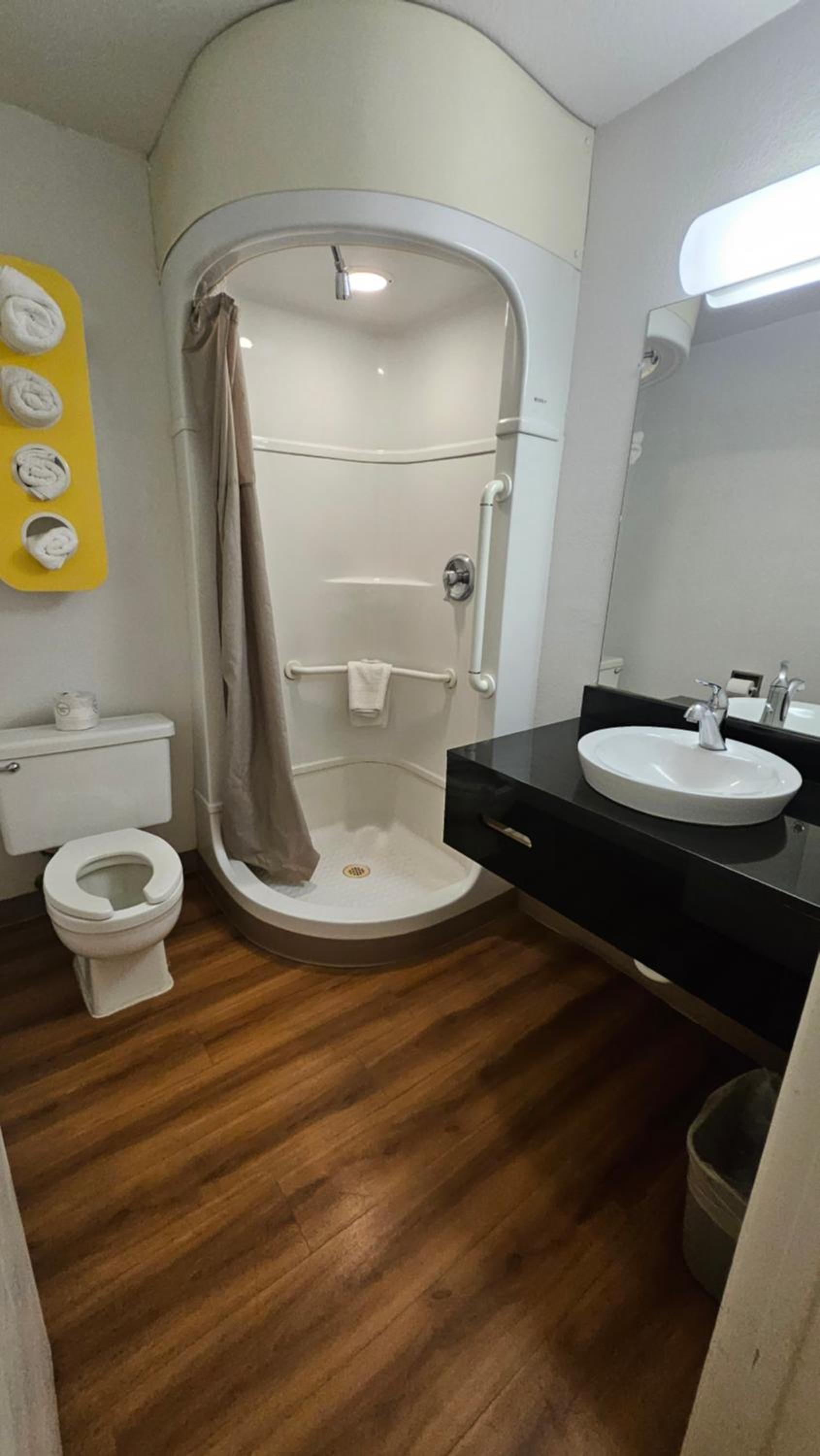 King Room - Non-Smoking photo 3