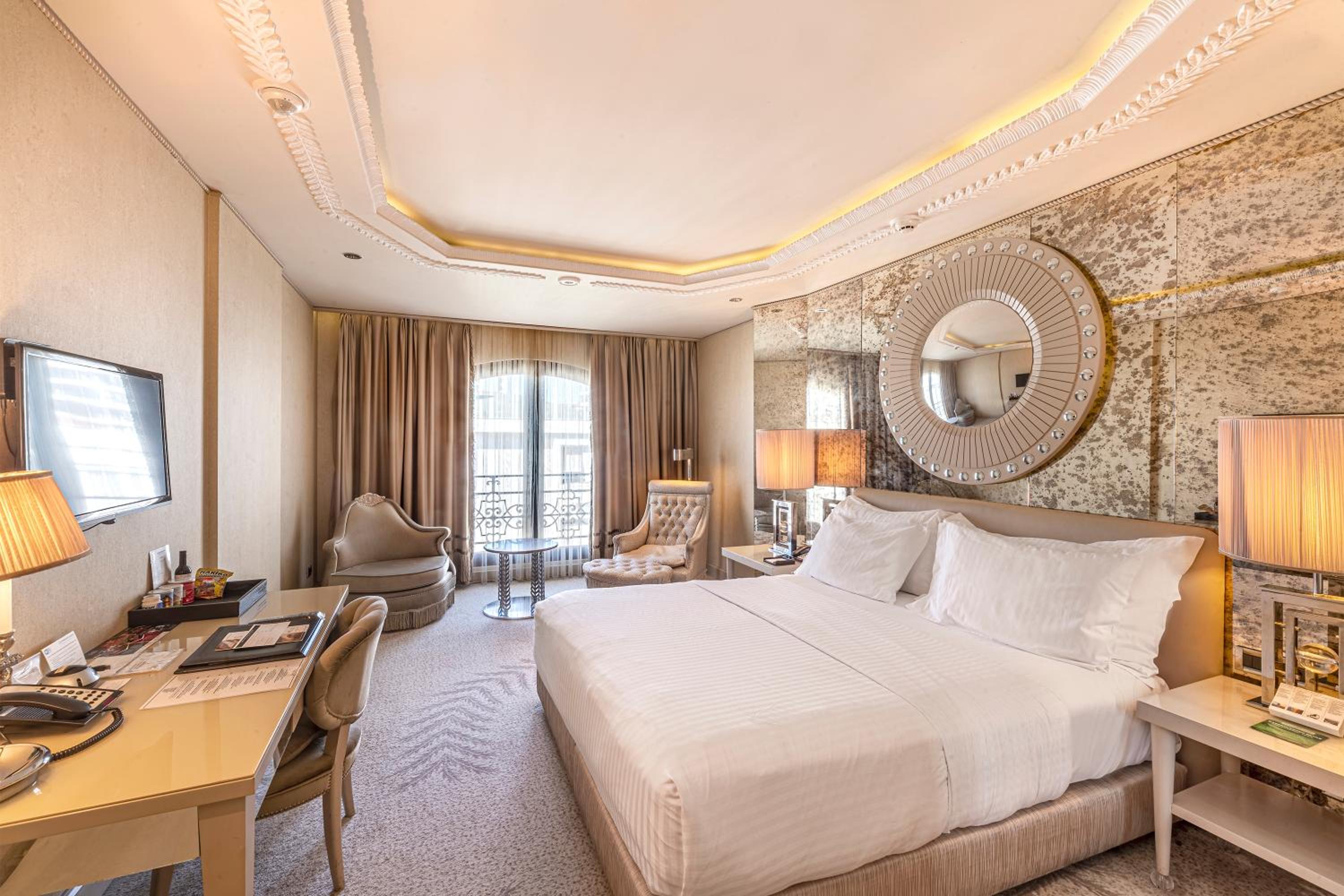 Deluxe King Room with City View - Photo 27