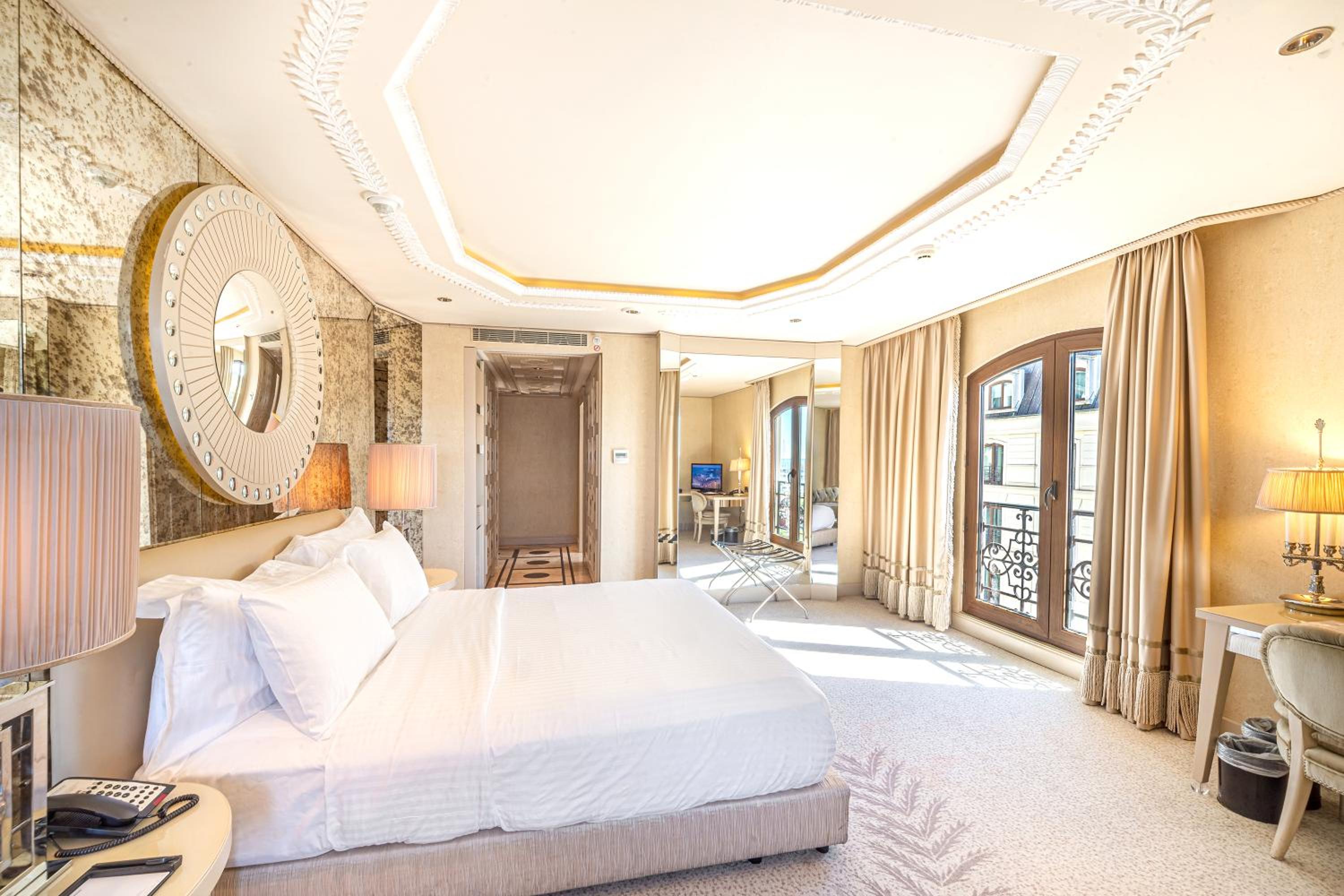 Corner King Room with Sea View - Photo 4