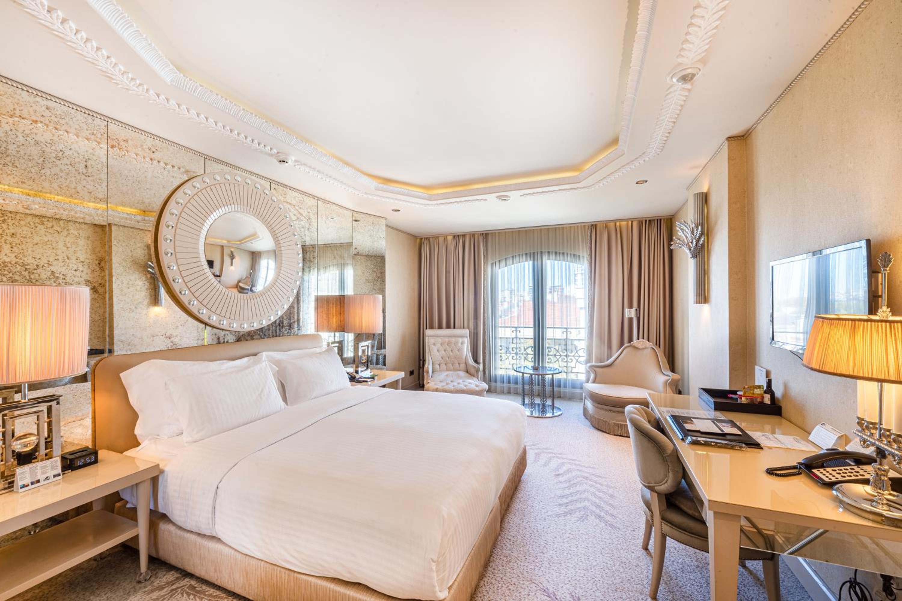 Deluxe King Room with City View - Photo 26