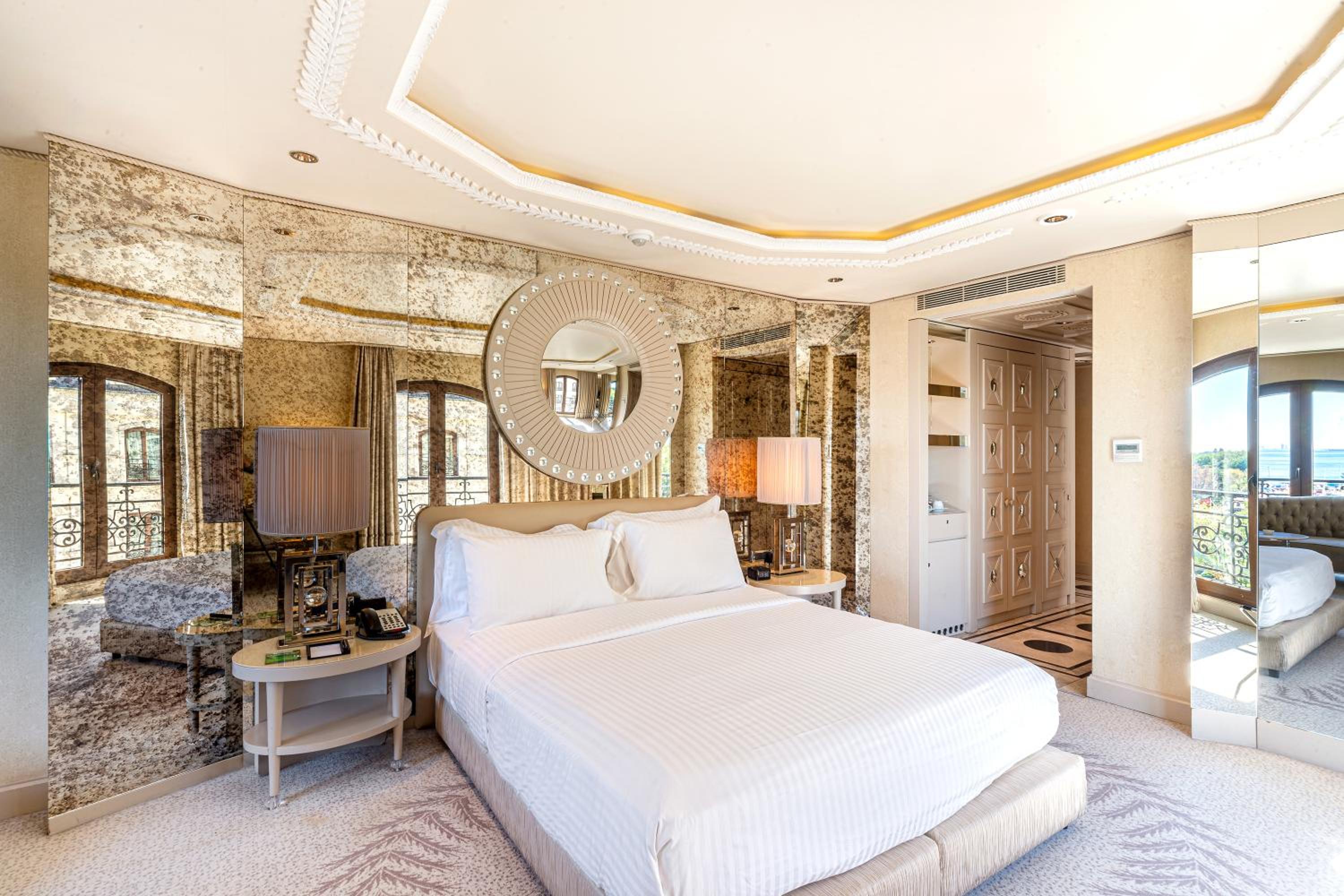 Corner King Room with Sea View - Photo 5