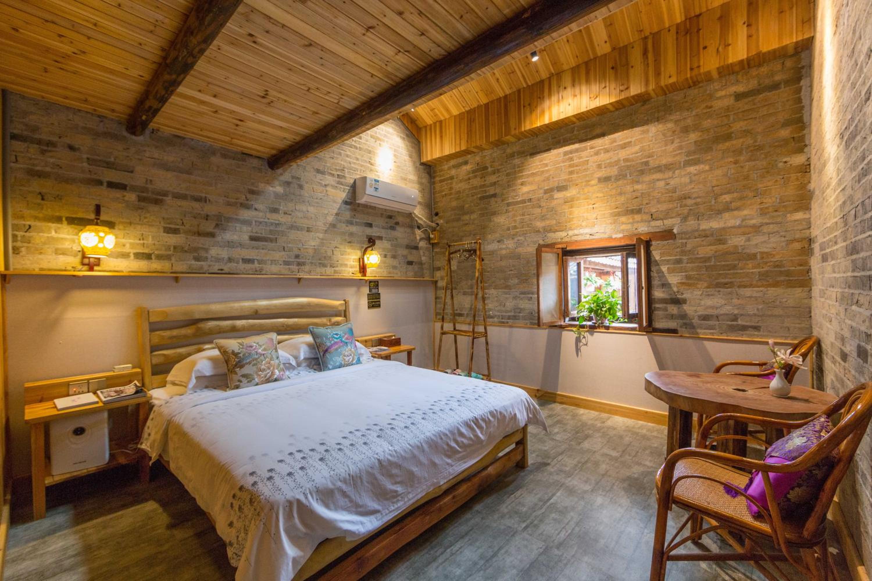 Six-Bedroom House photo 1