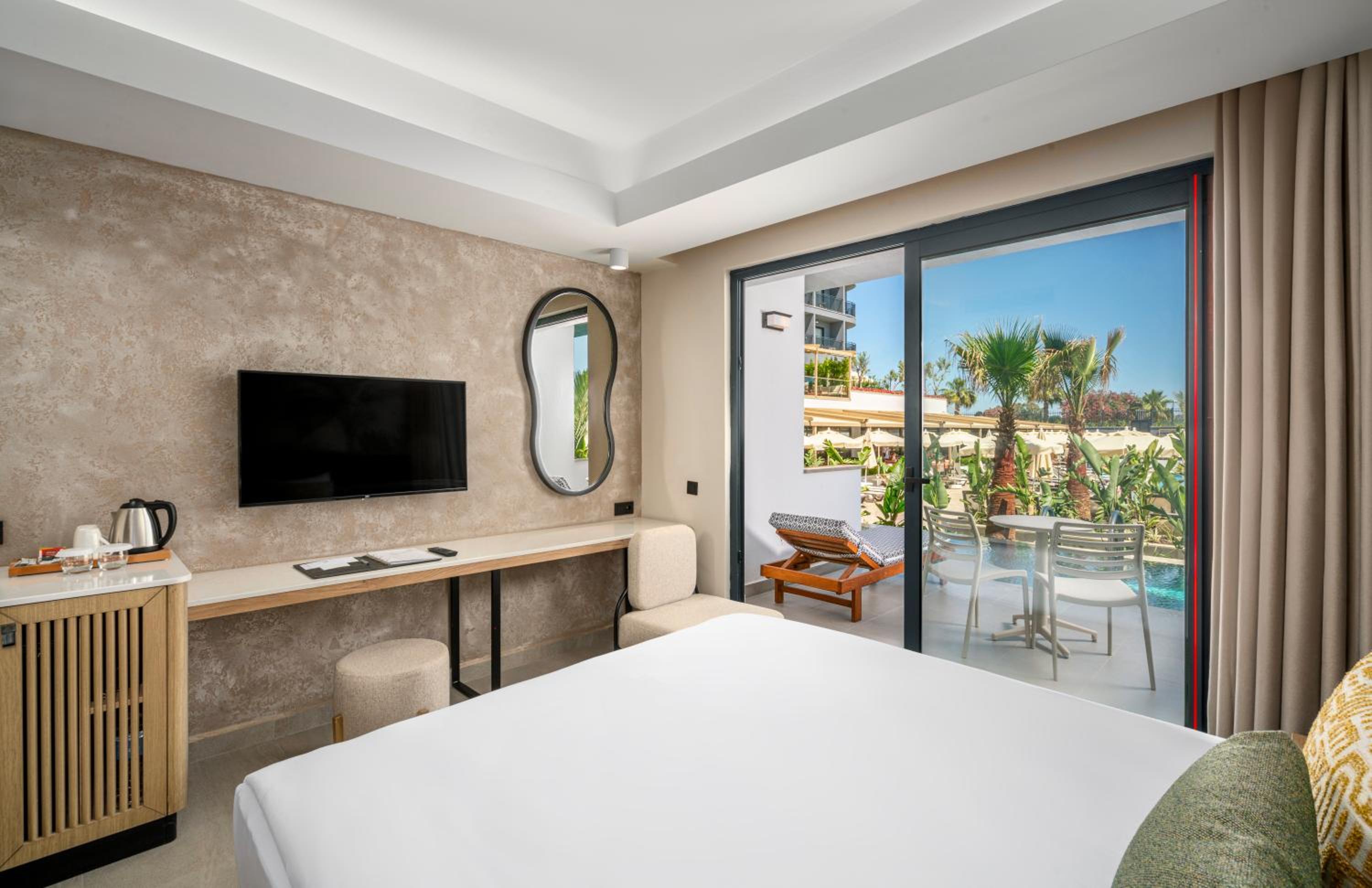 Swim Up Room