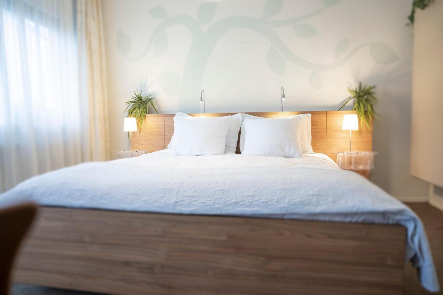 Deluxe King Room - Photo 9
