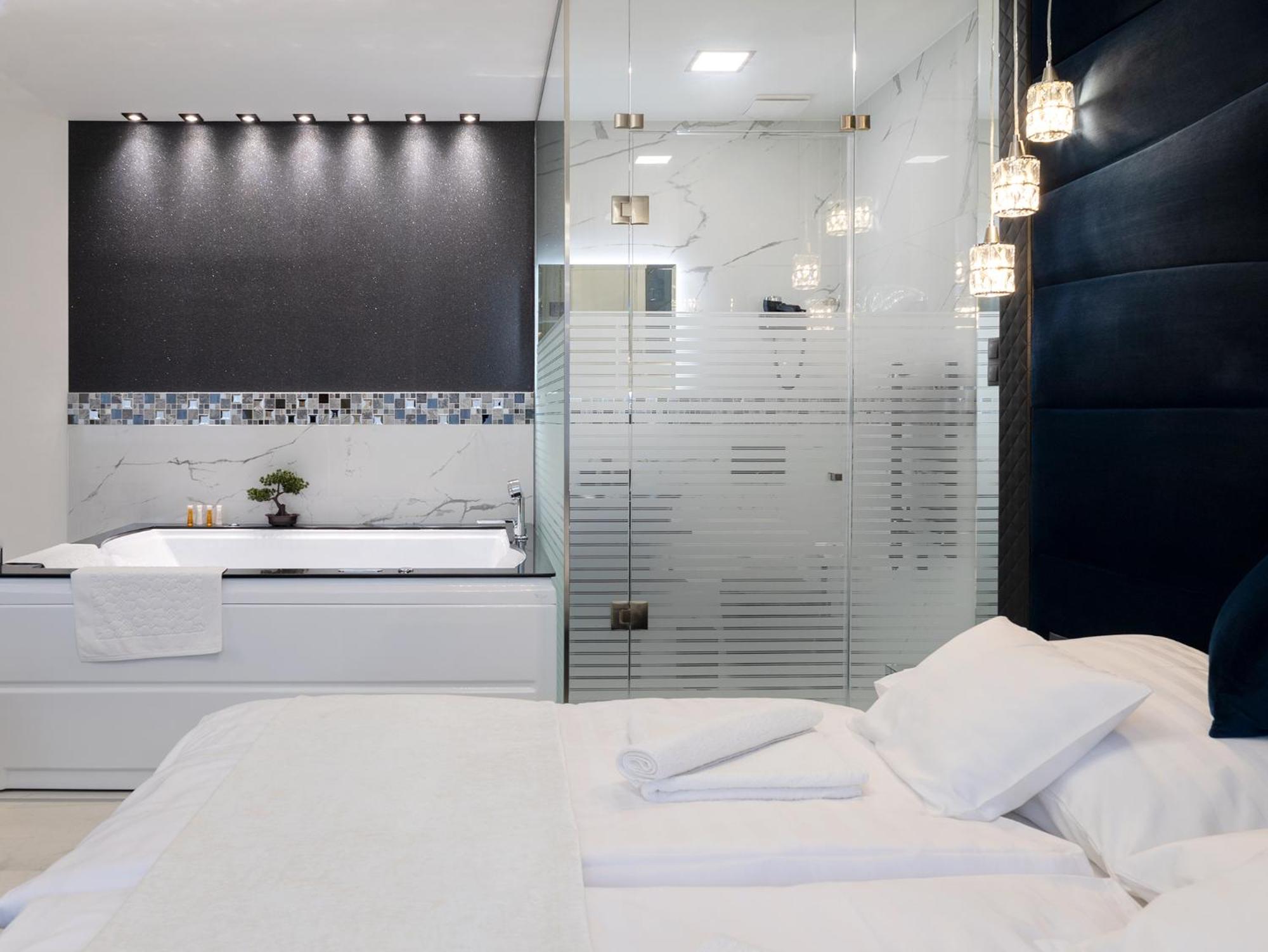 Suite with Spa Bath - Photo 3