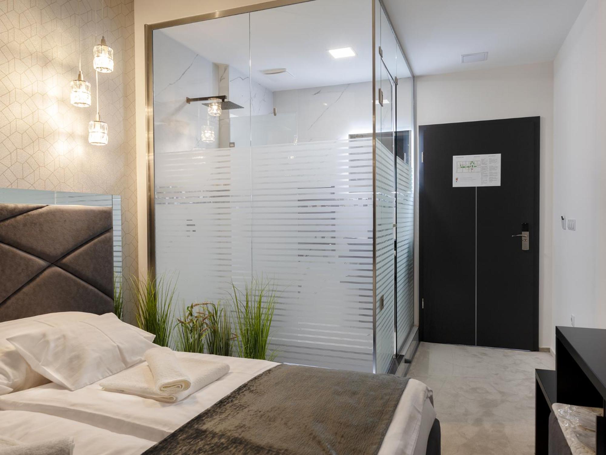 Deluxe Double Room with Shower - Photo 4