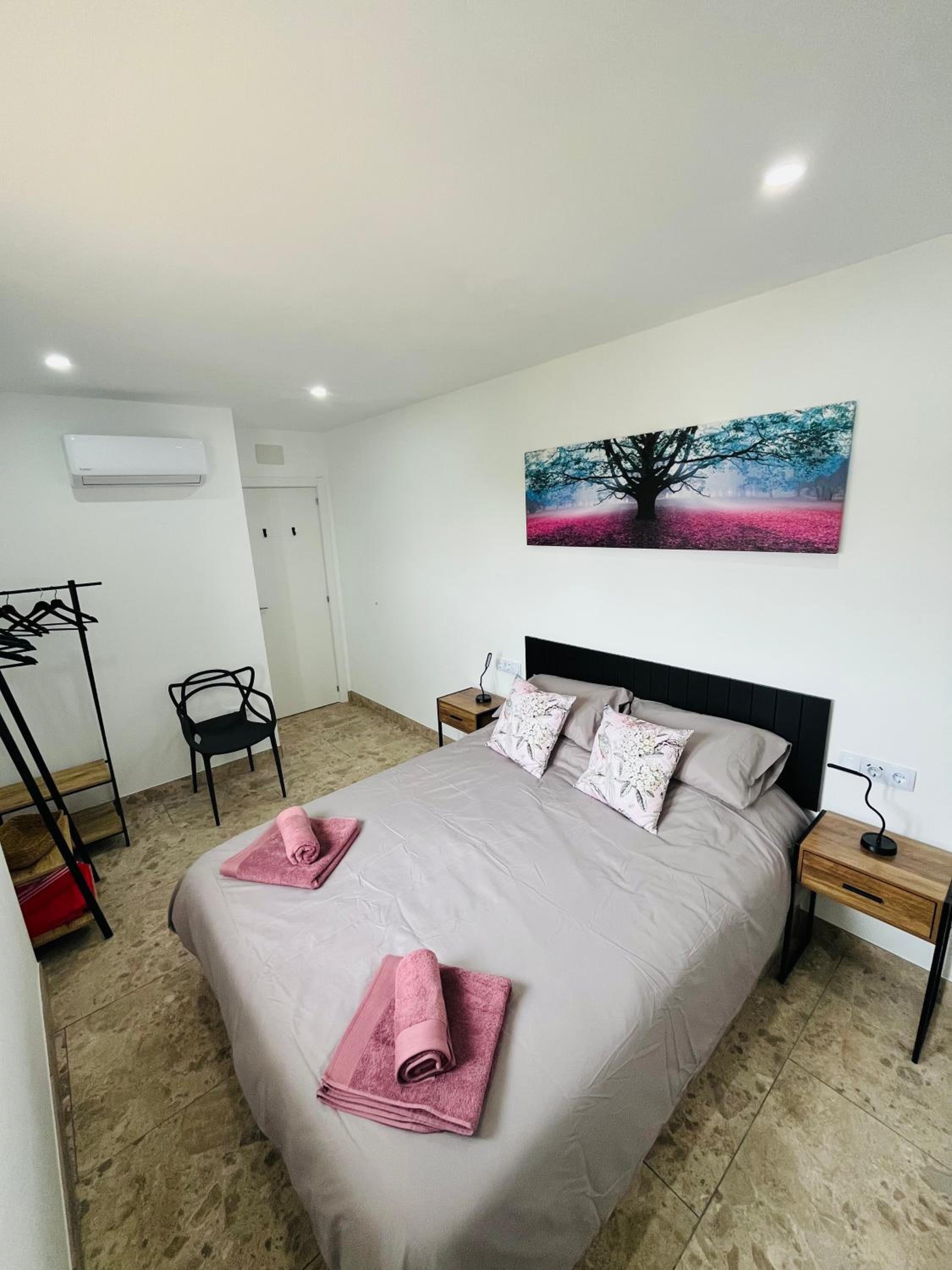 Apartamento de Dos Dormitorios con Vista al Jardín