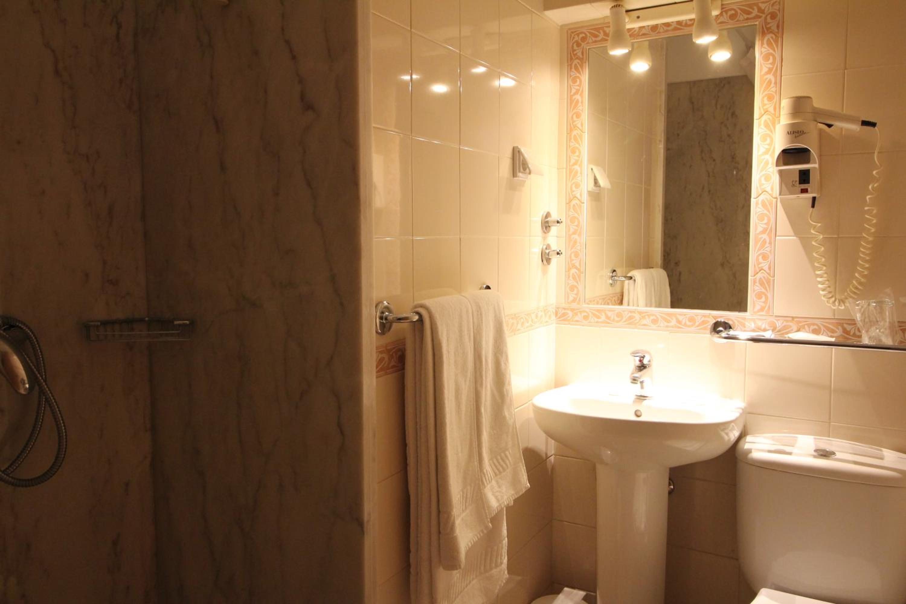 Twin Room - Photo 10