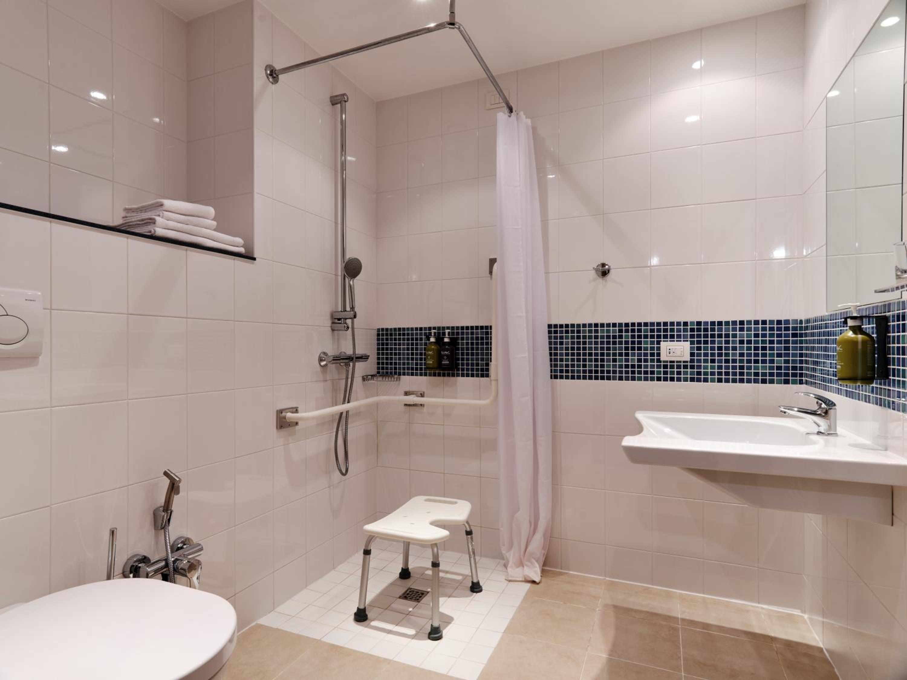 Standard Queen Room - Accessible with Free Breakfast - Photo 5
